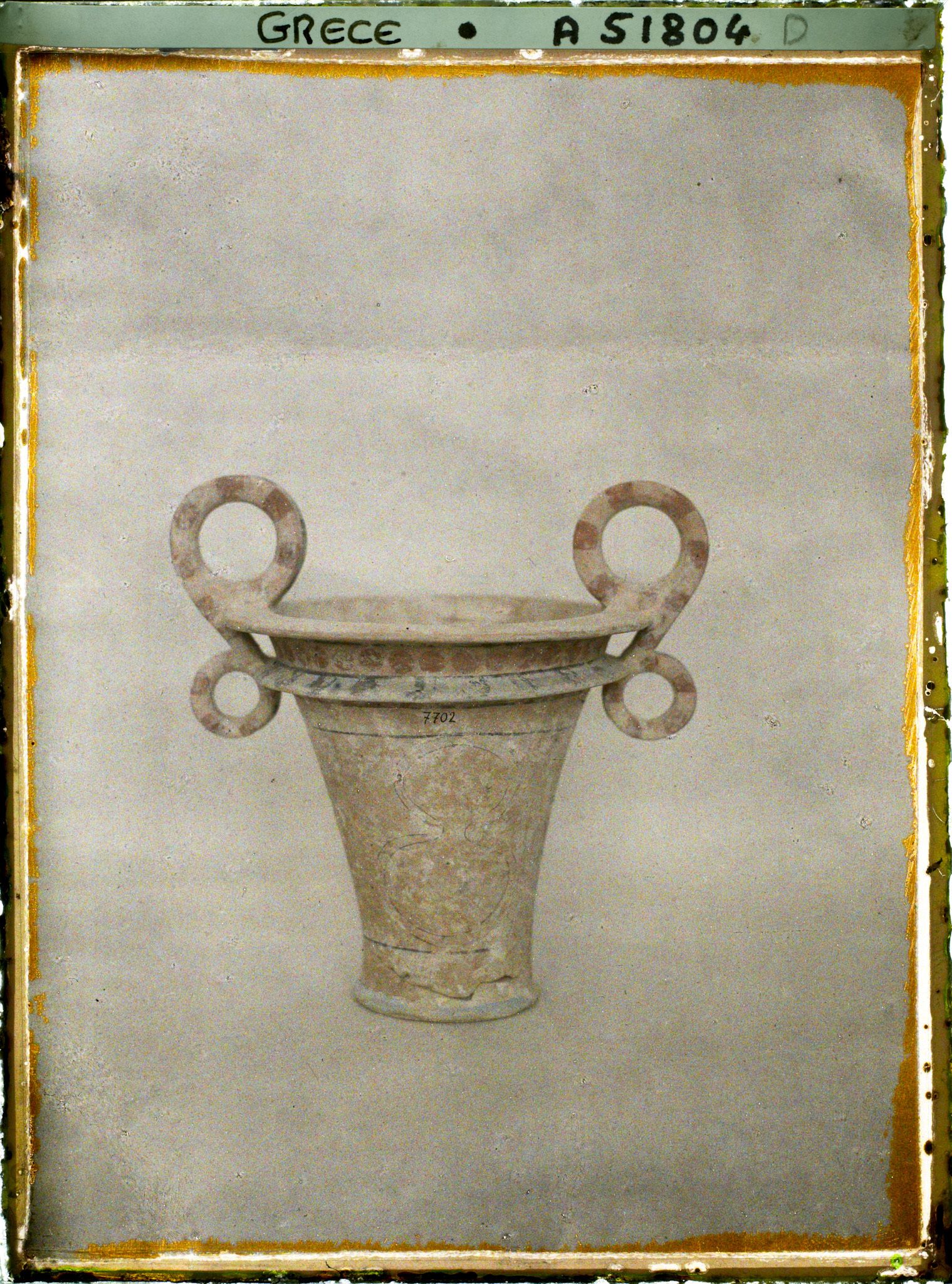 Image représentant Musée archéologique - Vase à anses à décor peint (représentant un bouclier ?) provenant de la tombe royale d'Isopata près de Cnossos