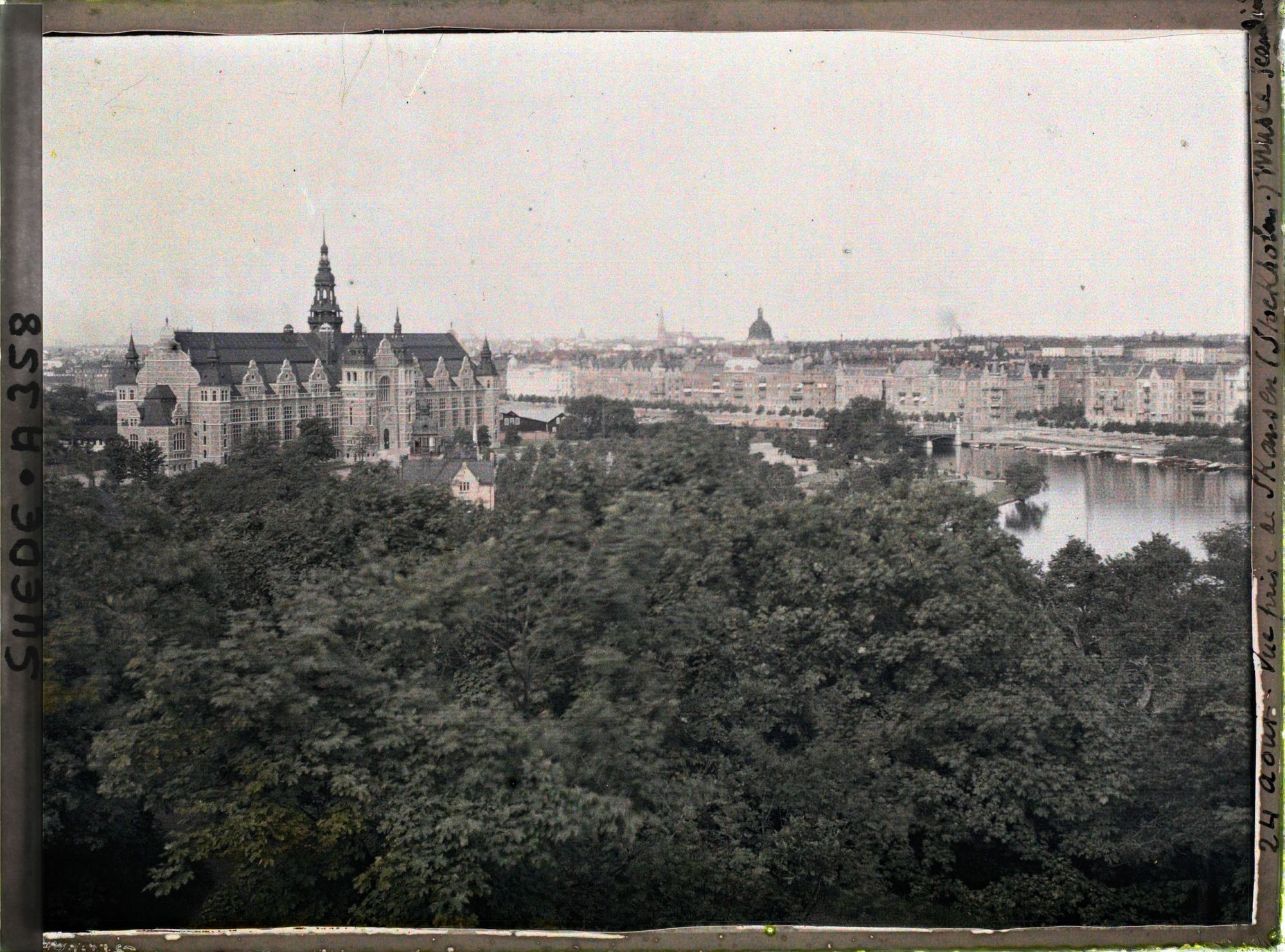 Image représentant Le Nordiska museet (musée Nordique) depuis le Skansenspark (parc de Skansen) sur l'île DjurgÅrden