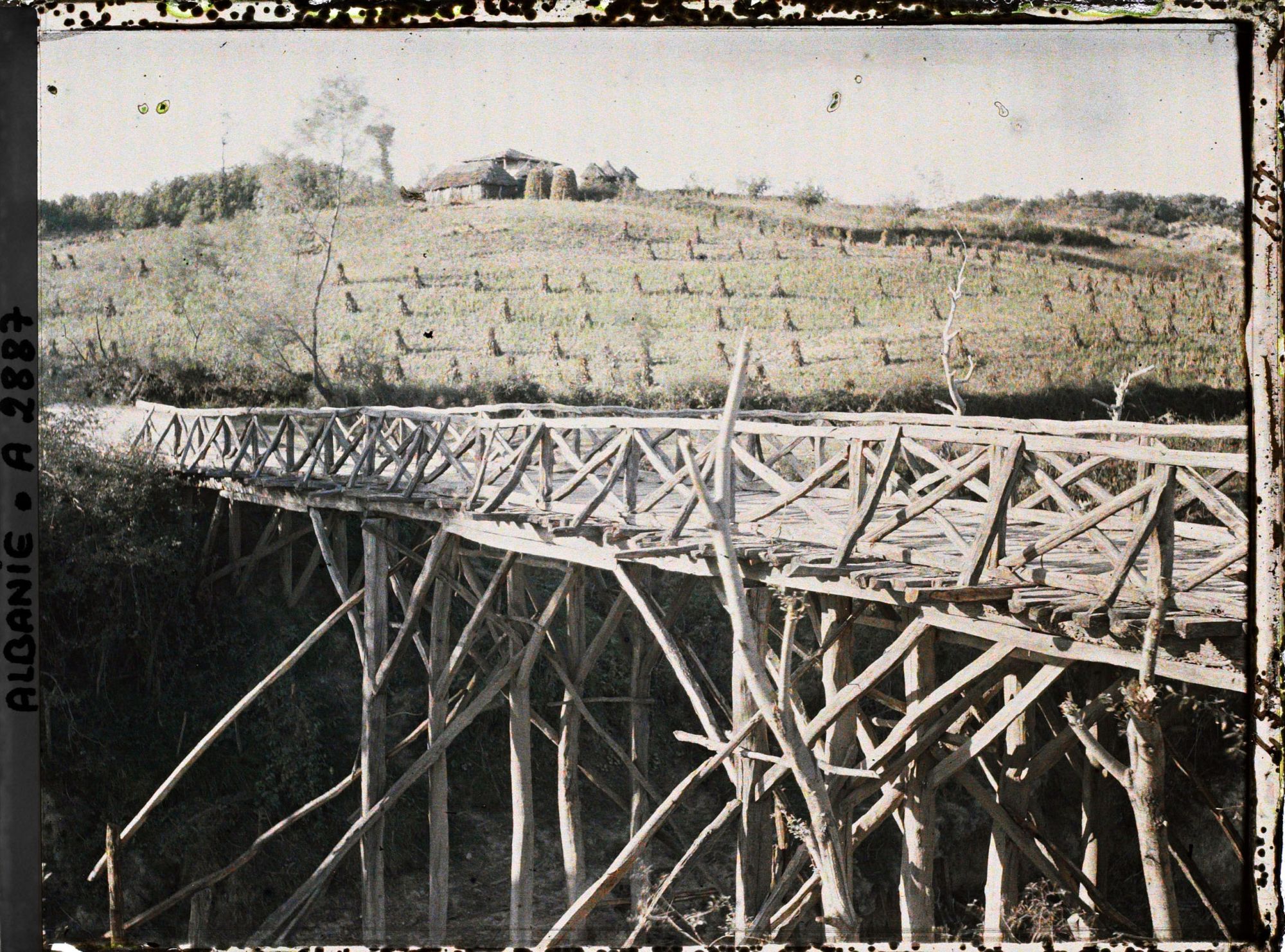 Image représentant Pont de bois, champ de maïs et ferme