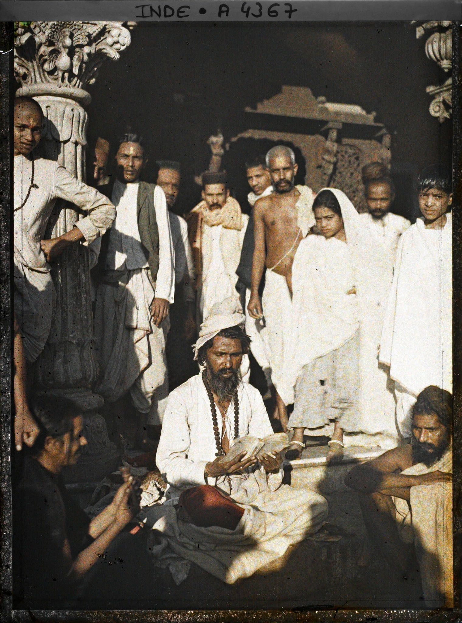 Image représentant Lecture d'un texte sacré sur les marches d'un temple hindou