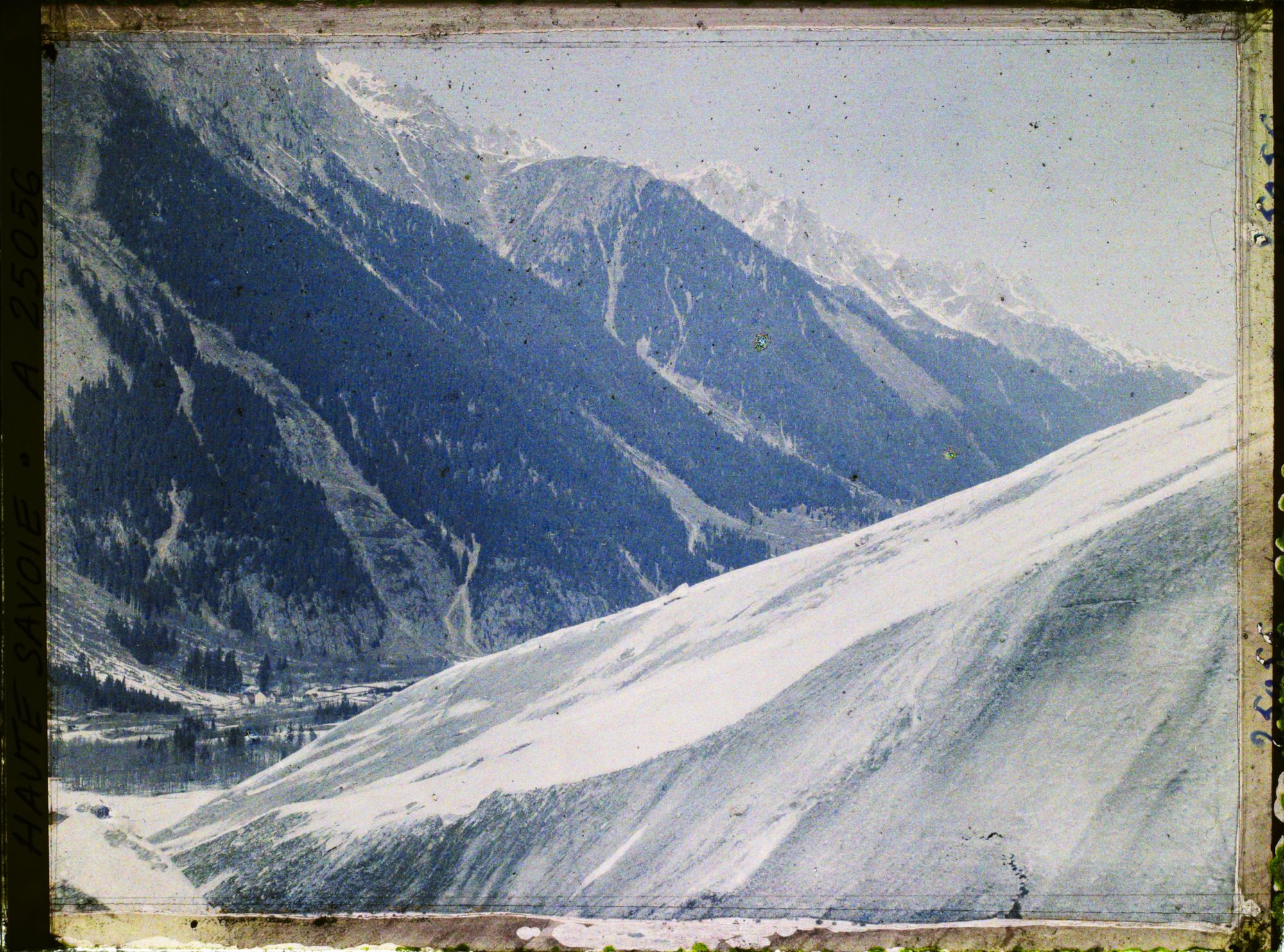 Image représentant France Les Alpes, Les Bossons Moraine du Glacier des Bossons ; extrémité de la Moraine, vallée de Chamonix et Village des Gaillands.