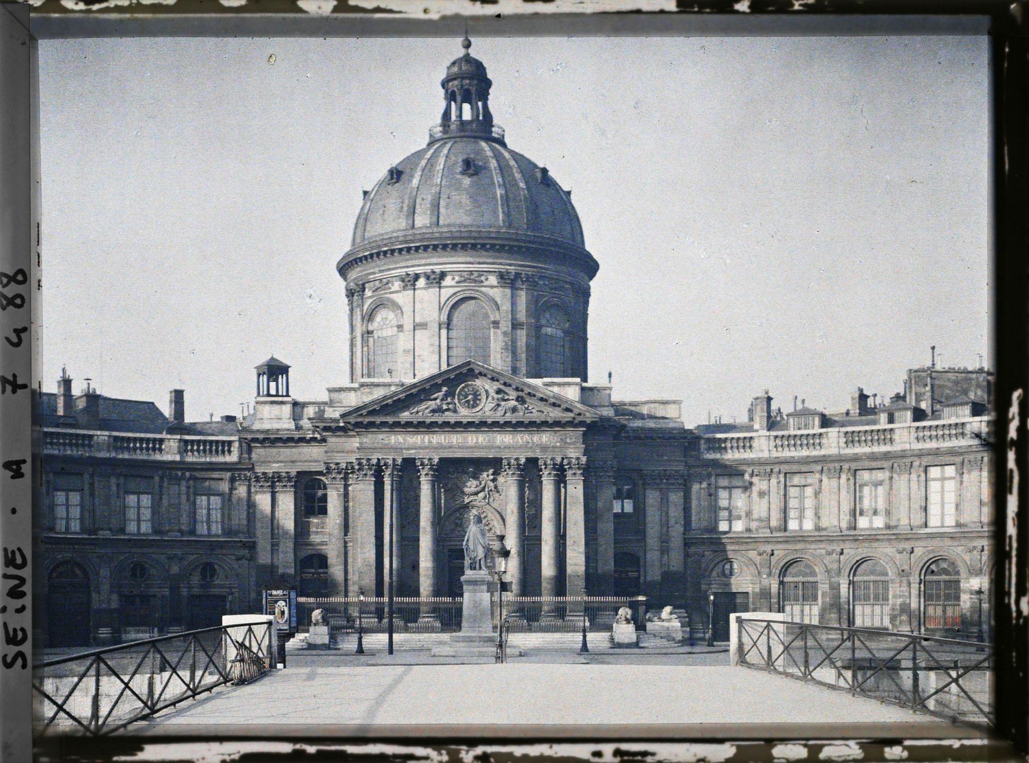 Image représentant L'Institut de France depuis le pont des Arts