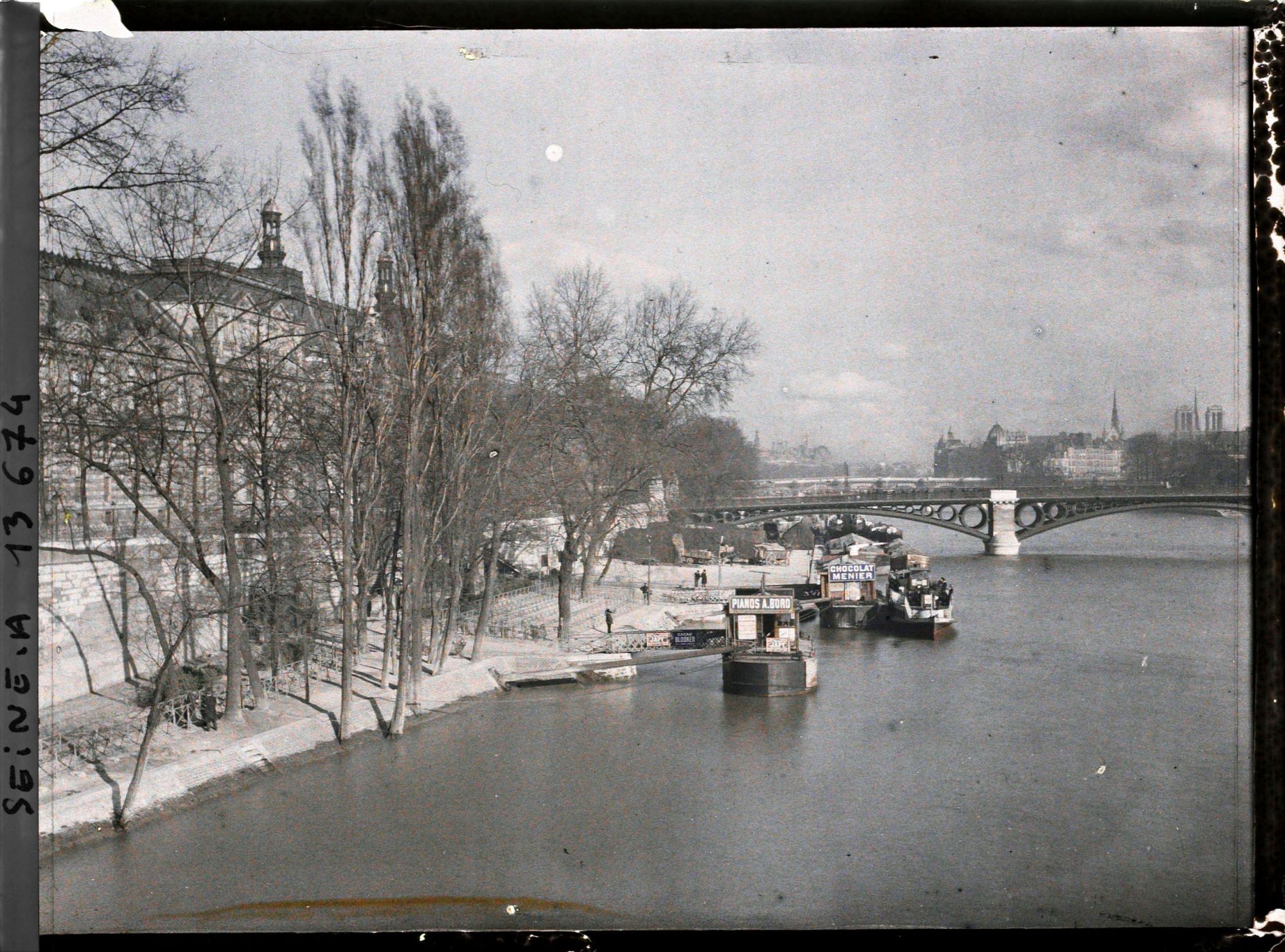 Image représentant Le quai des Tuileries, actuel quai François Mitterrand et le pont de Carrousel