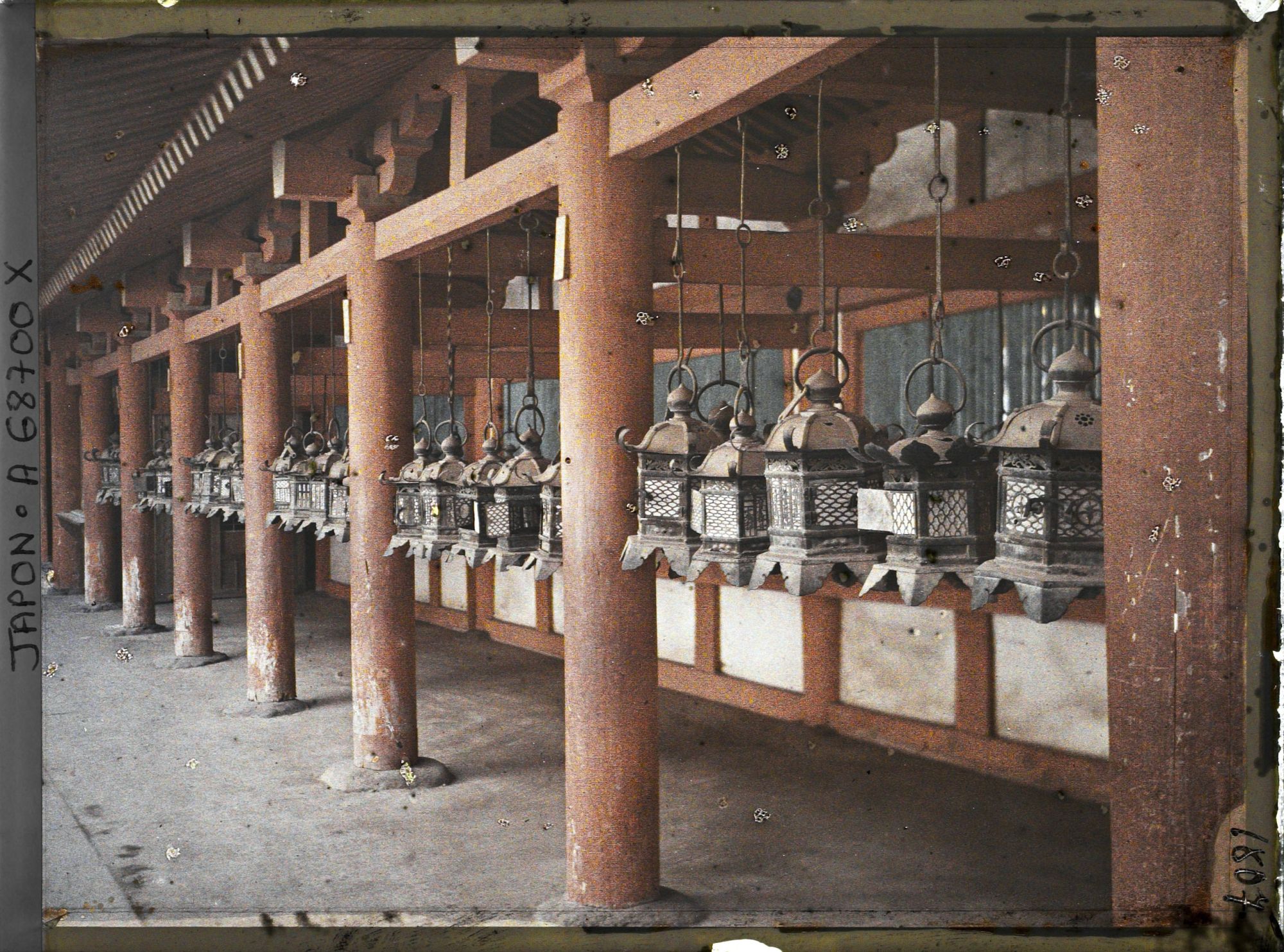 Image représentant Sanctuaire Kasuga-Jinja (ou Kasuga-Taisha), galerie couverte ornée de lanternes de métal