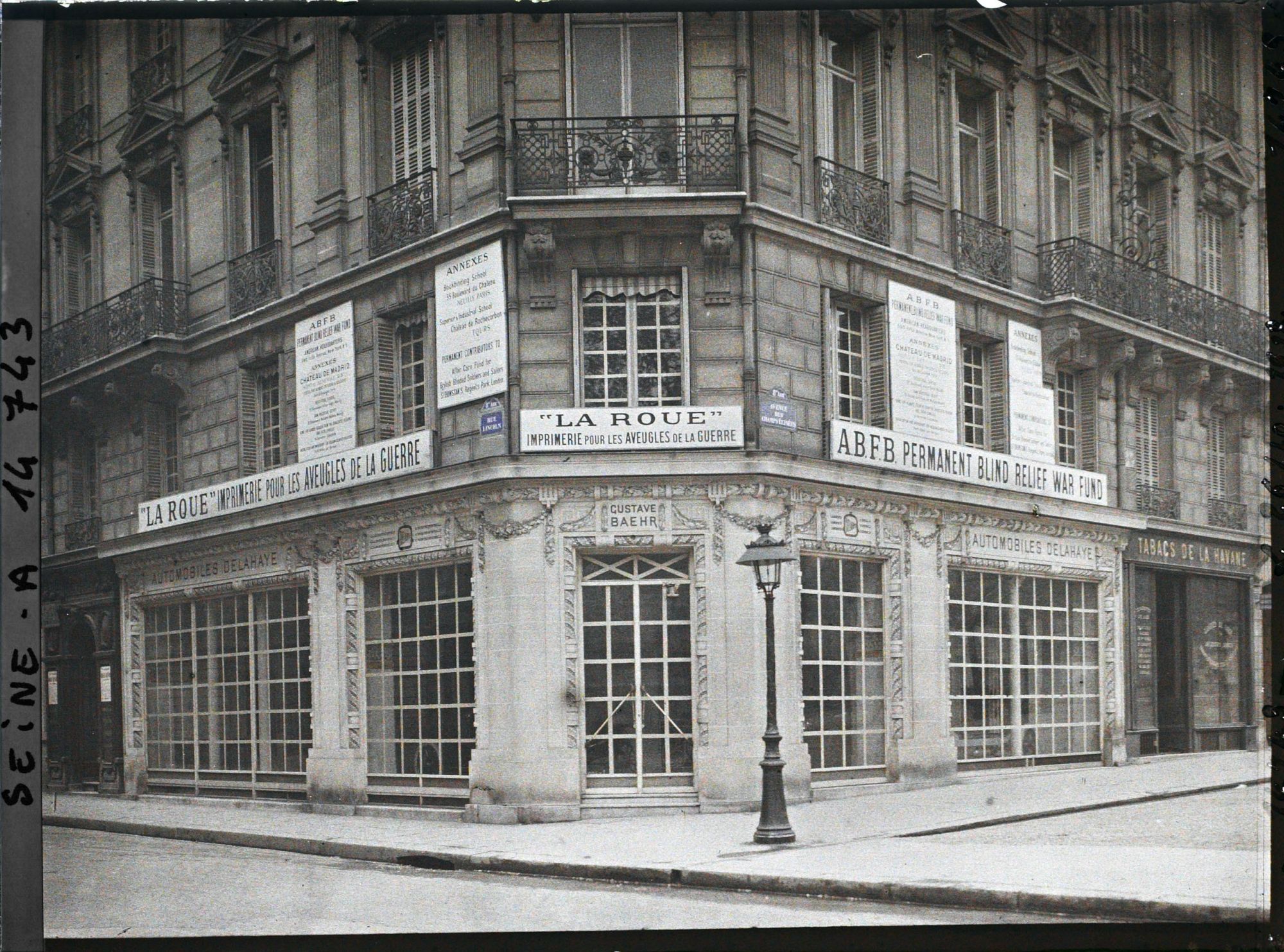 Image représentant Imprimerie pour les aveugles de guerre "La Roue" à l'angle de l'avenue des Champs-Elysées et de la rue Lincoln, emplacement du magasin automobile Delahaye
