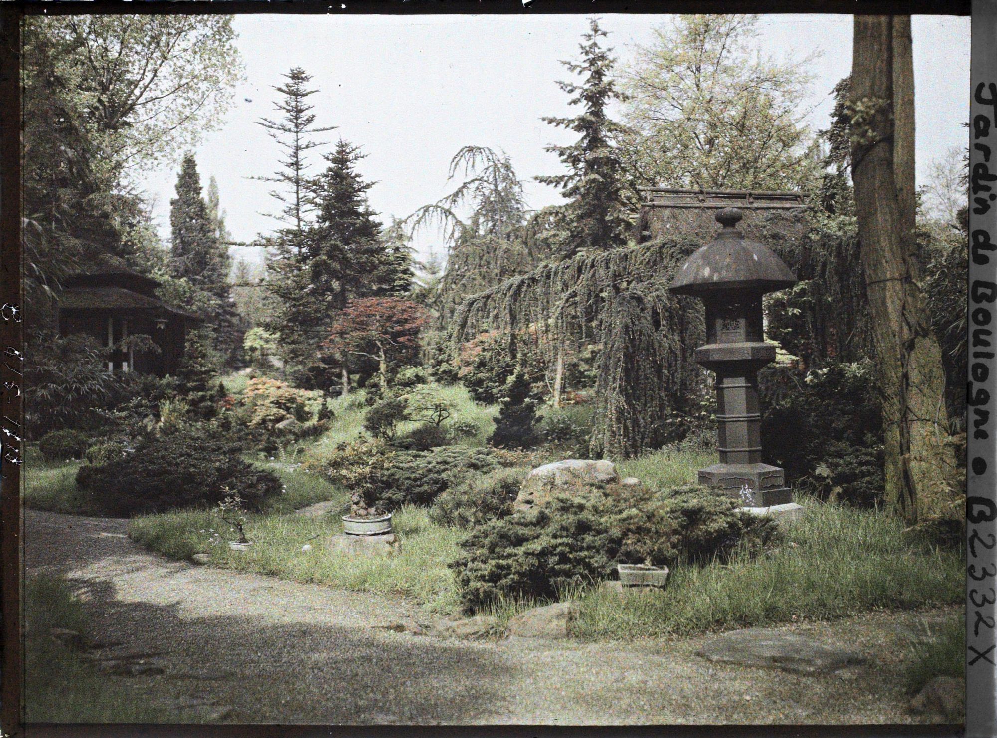 Image représentant Le " village japonais " vu depuis un croisement d'allées, proche de son entrée côté jardin anglais