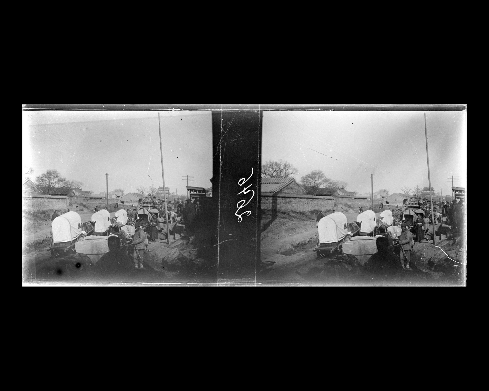 Image représentant Un cortège funéraire de trente-deux porteurs sur Deshengmen dajie ("avenue de la Porte des Vertus Triomphantes") dans la ville tartare ouest