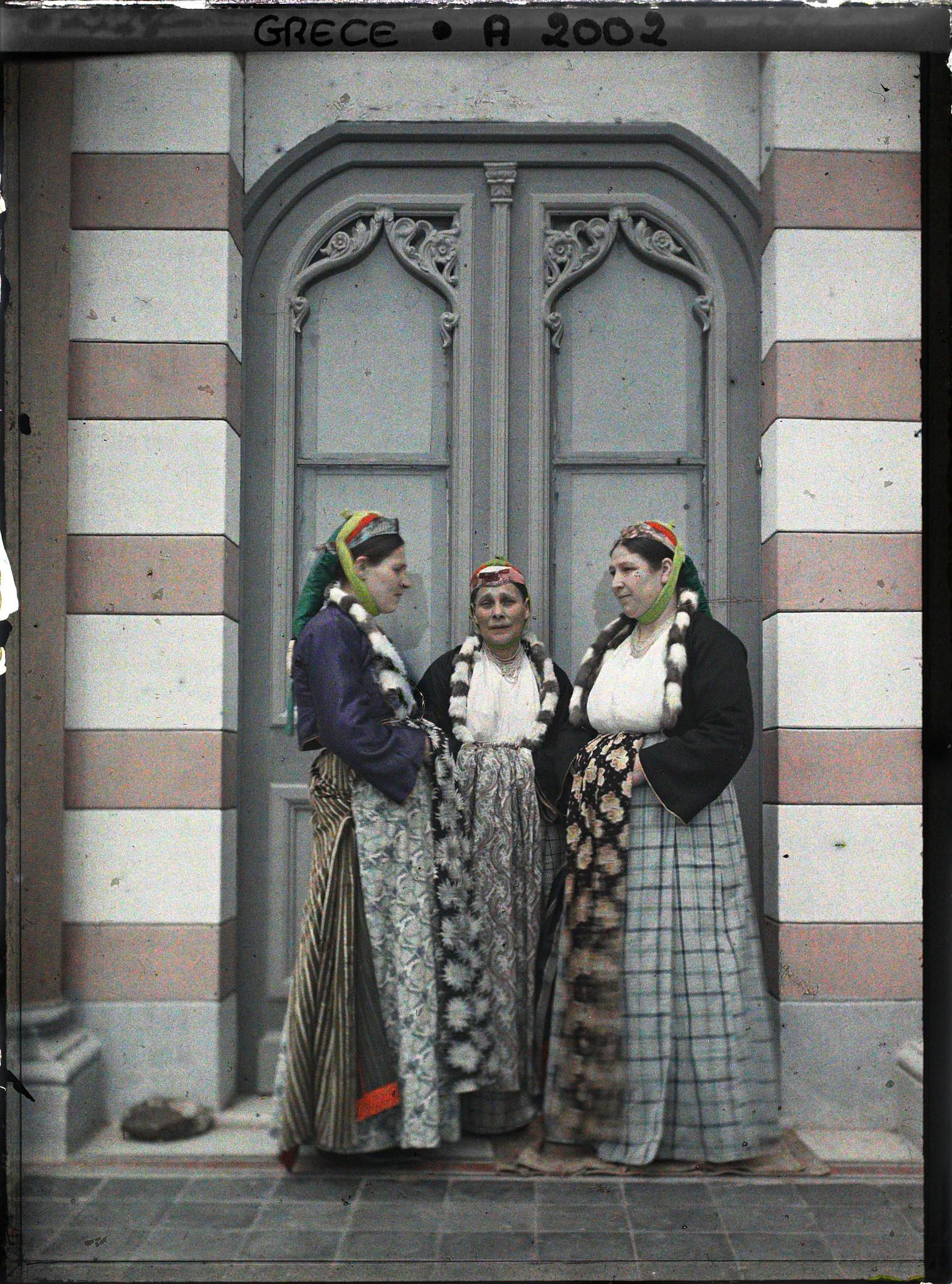 Image représentant Trois femmes juives de Thessalonique avec le tablier dans la poche