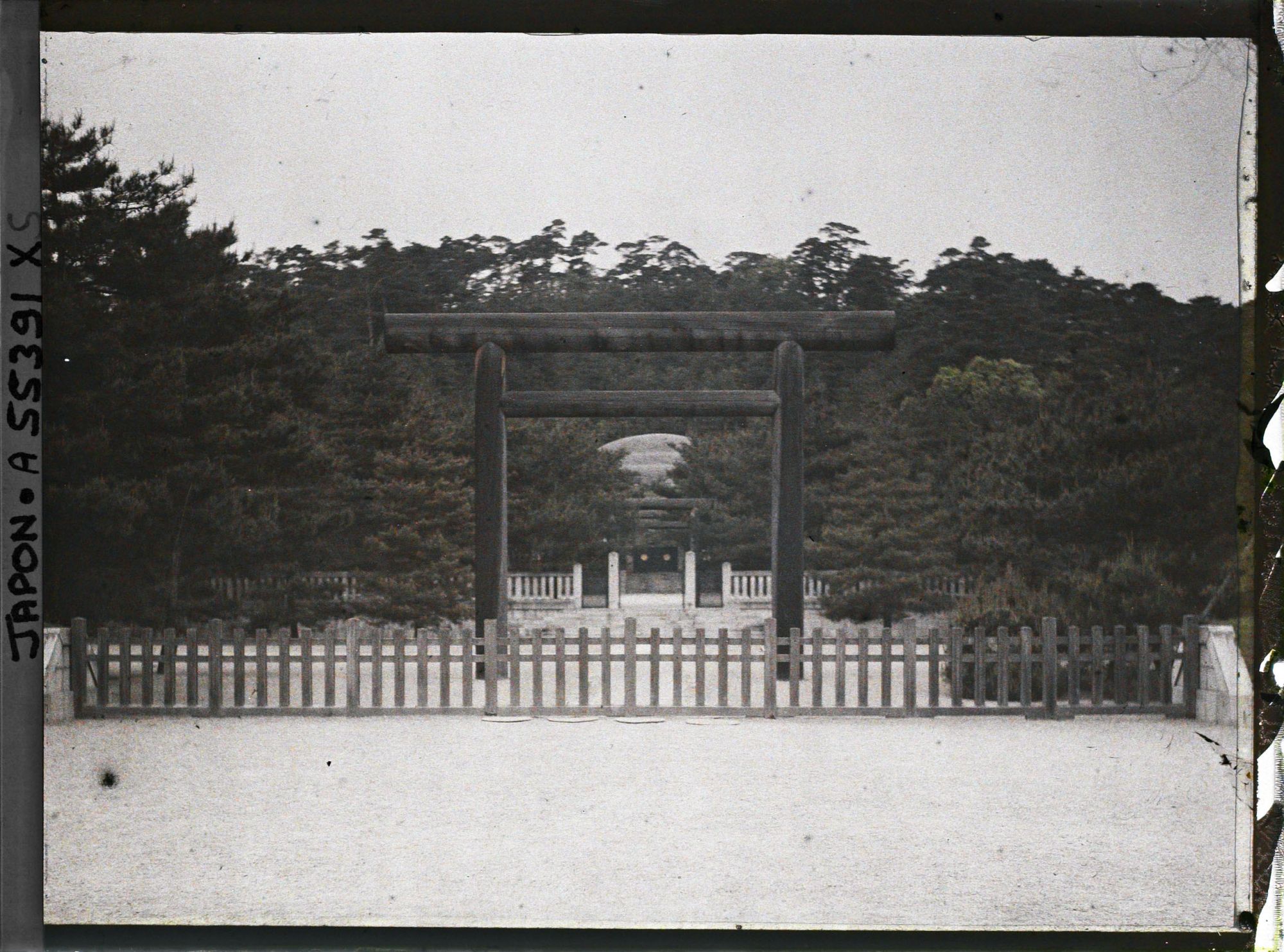 Image représentant MOMOYAMA GORYO : Mausolée de l'impératrice (née Haruko Takada, 1849-1914)