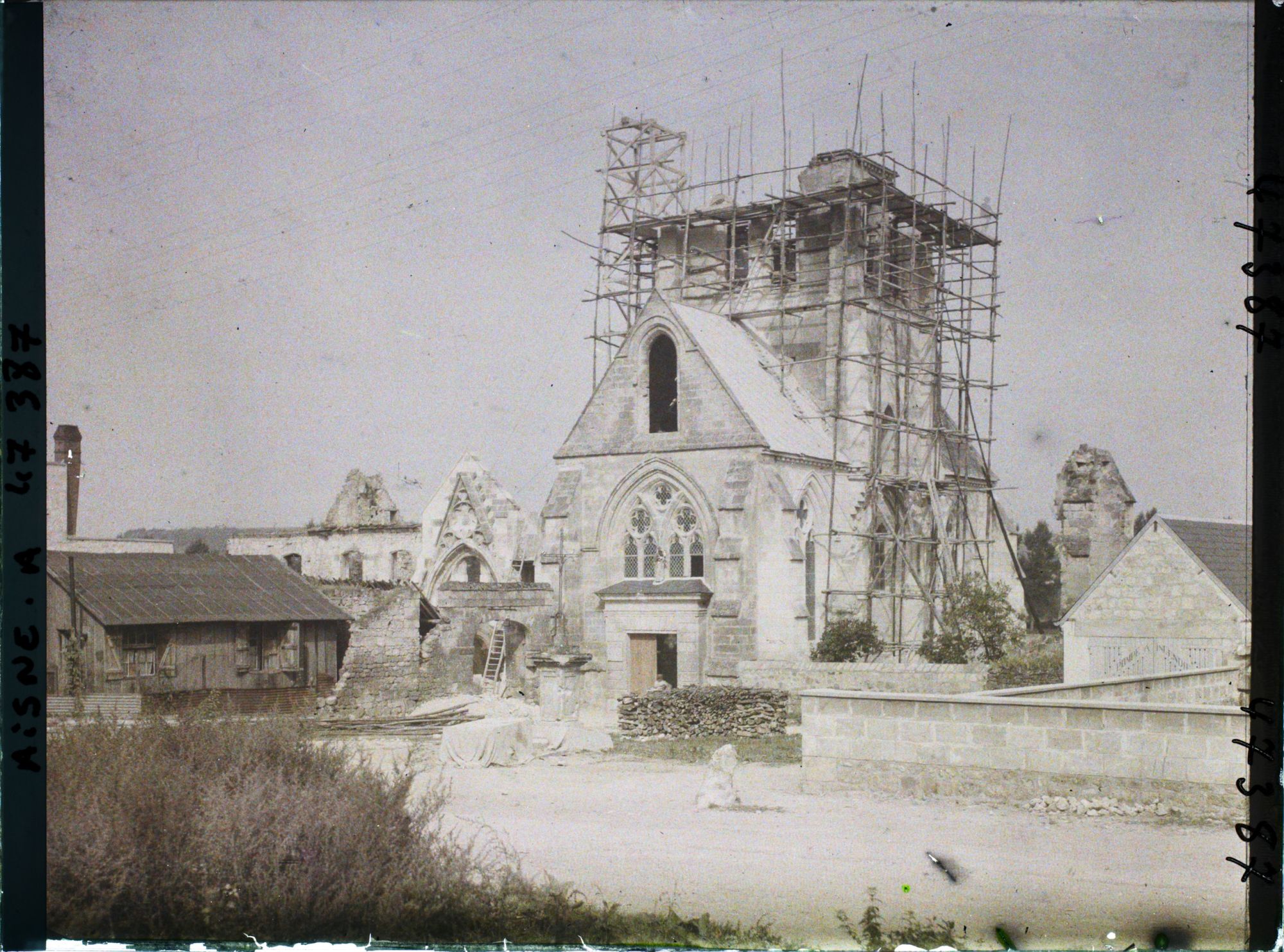 Image représentant France, Presles-et Boves, Eglise en reconstruction, façade