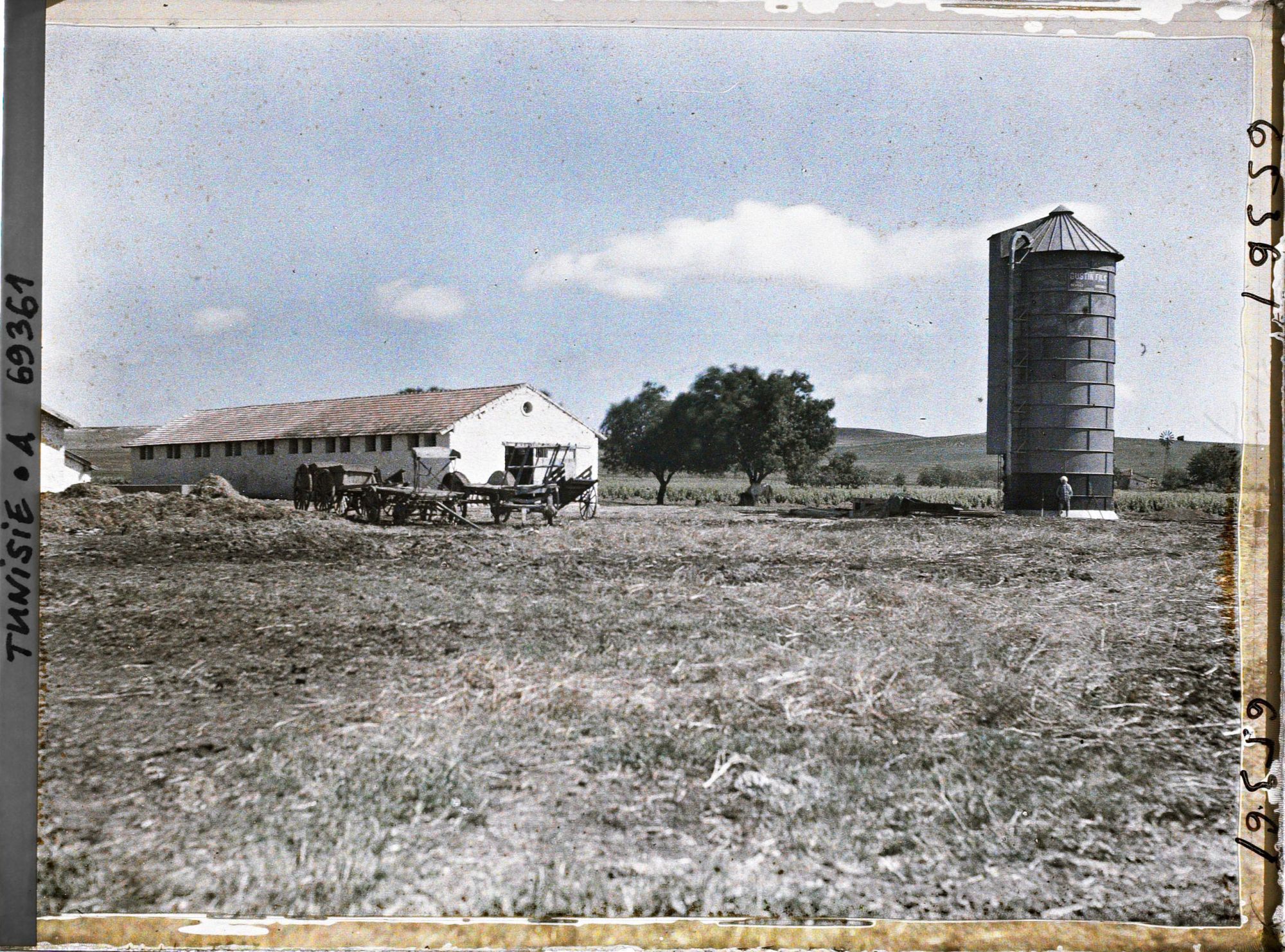 Image représentant Une étable et un silo à fourrage dans la ferme Marchand