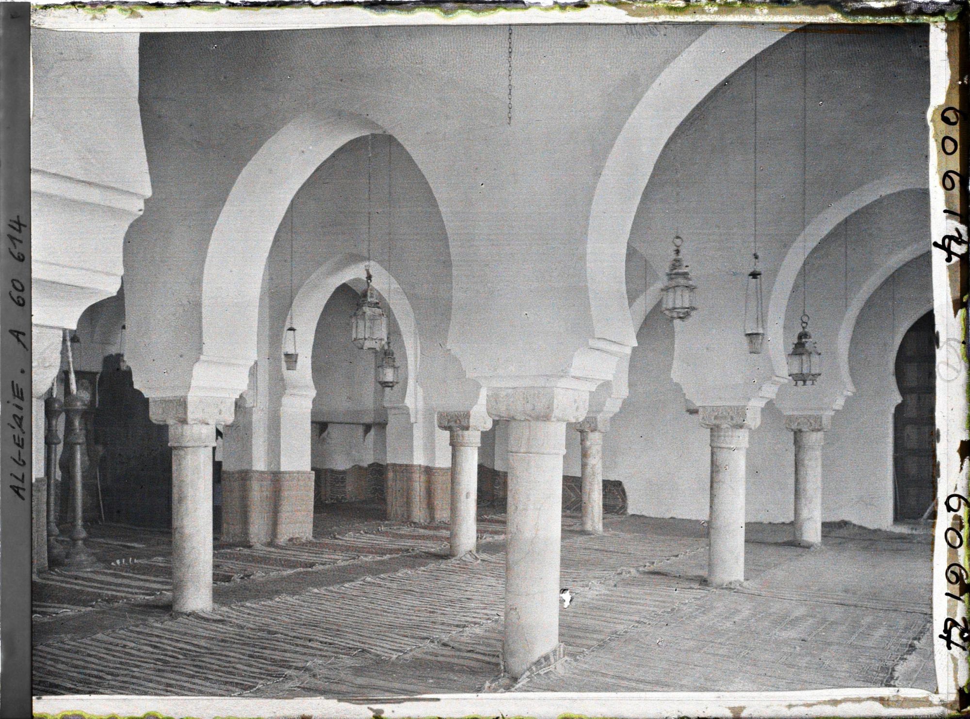 Image représentant La salle de prière de la mosquée Sidi El Halaoui