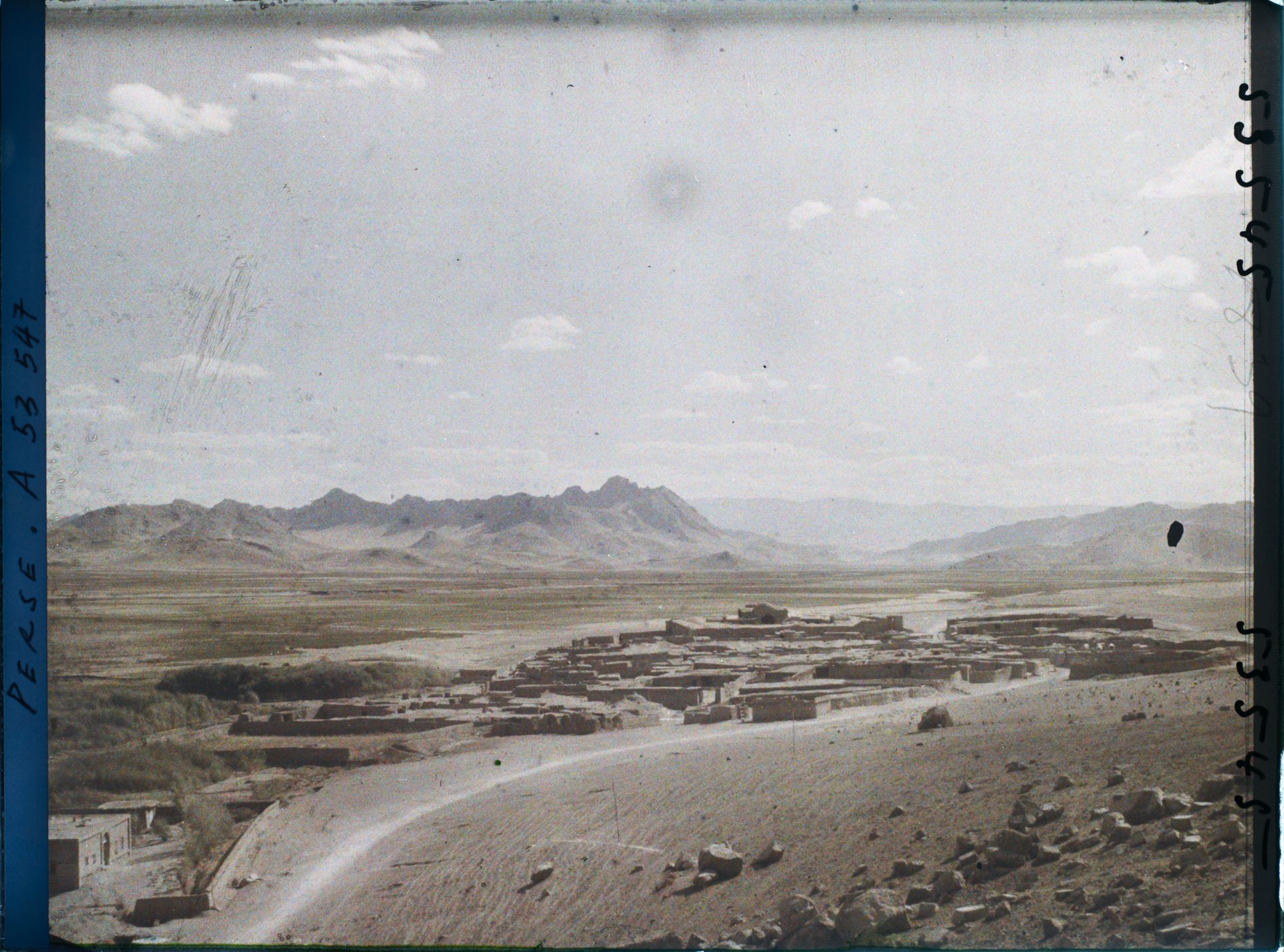 Image représentant Le village proche du site de Bisotun (ou Behistun)