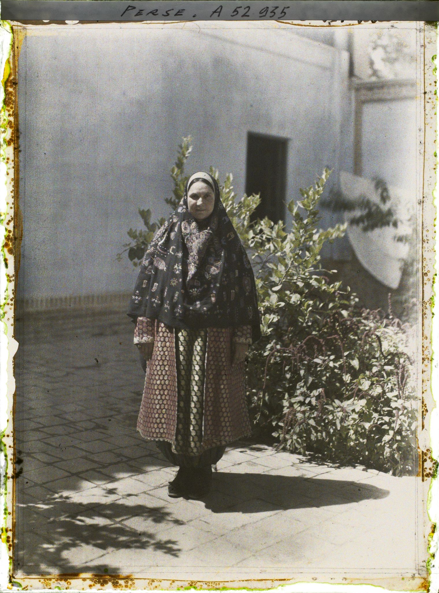 Image représentant Femme guèbre en costume traditionnel