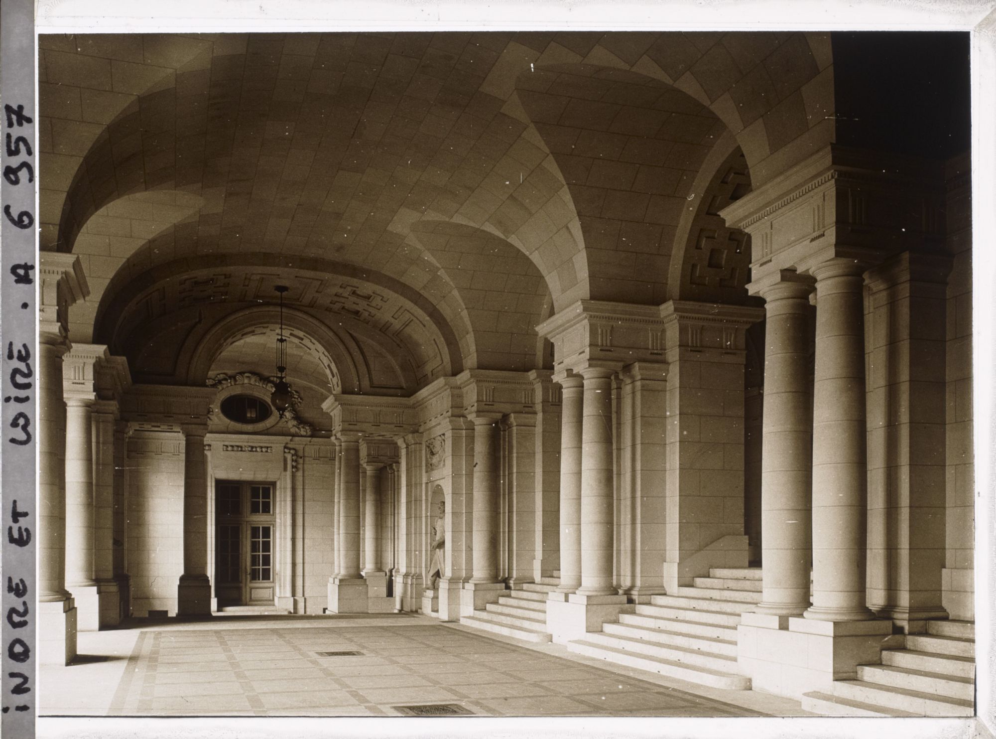 Image représentant Le péristyle de l'hôtel de ville