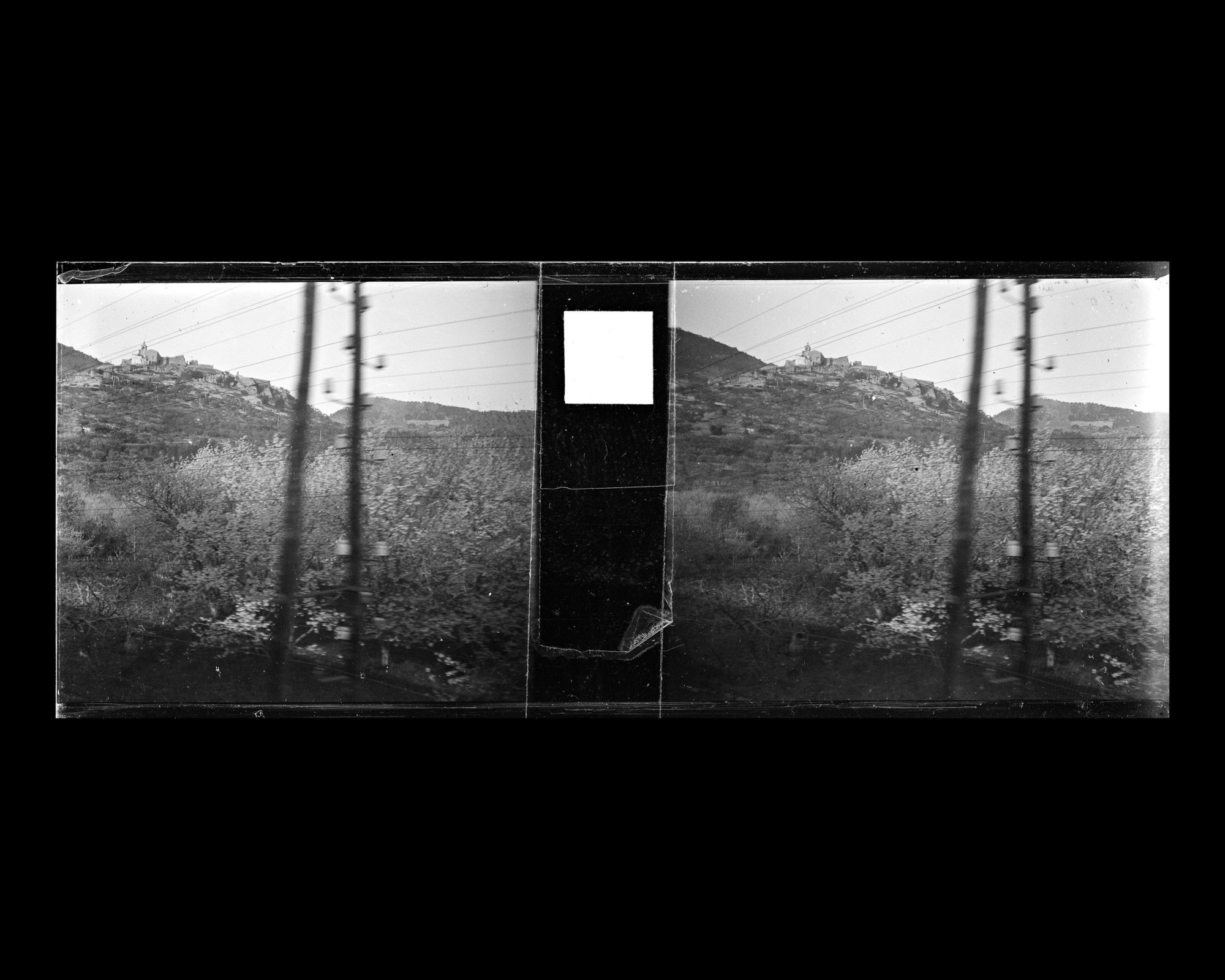 Image représentant Village sur un promontoir vu du train