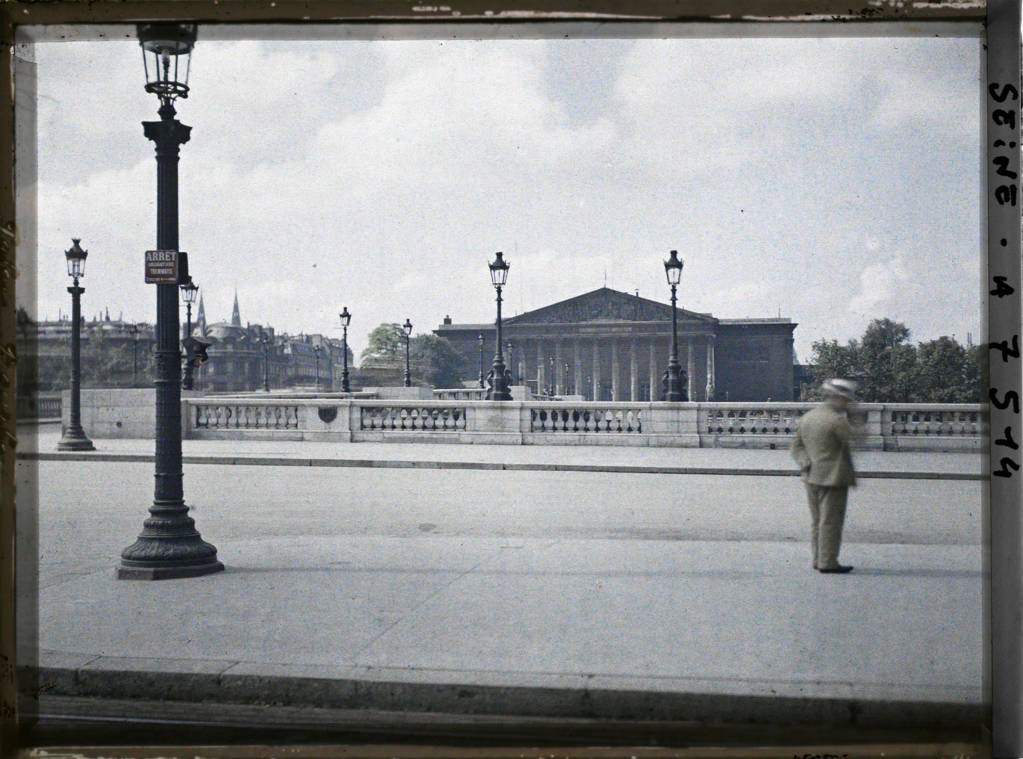 Image représentant Le Palais-Bourbon vu du Cours-la-Reine