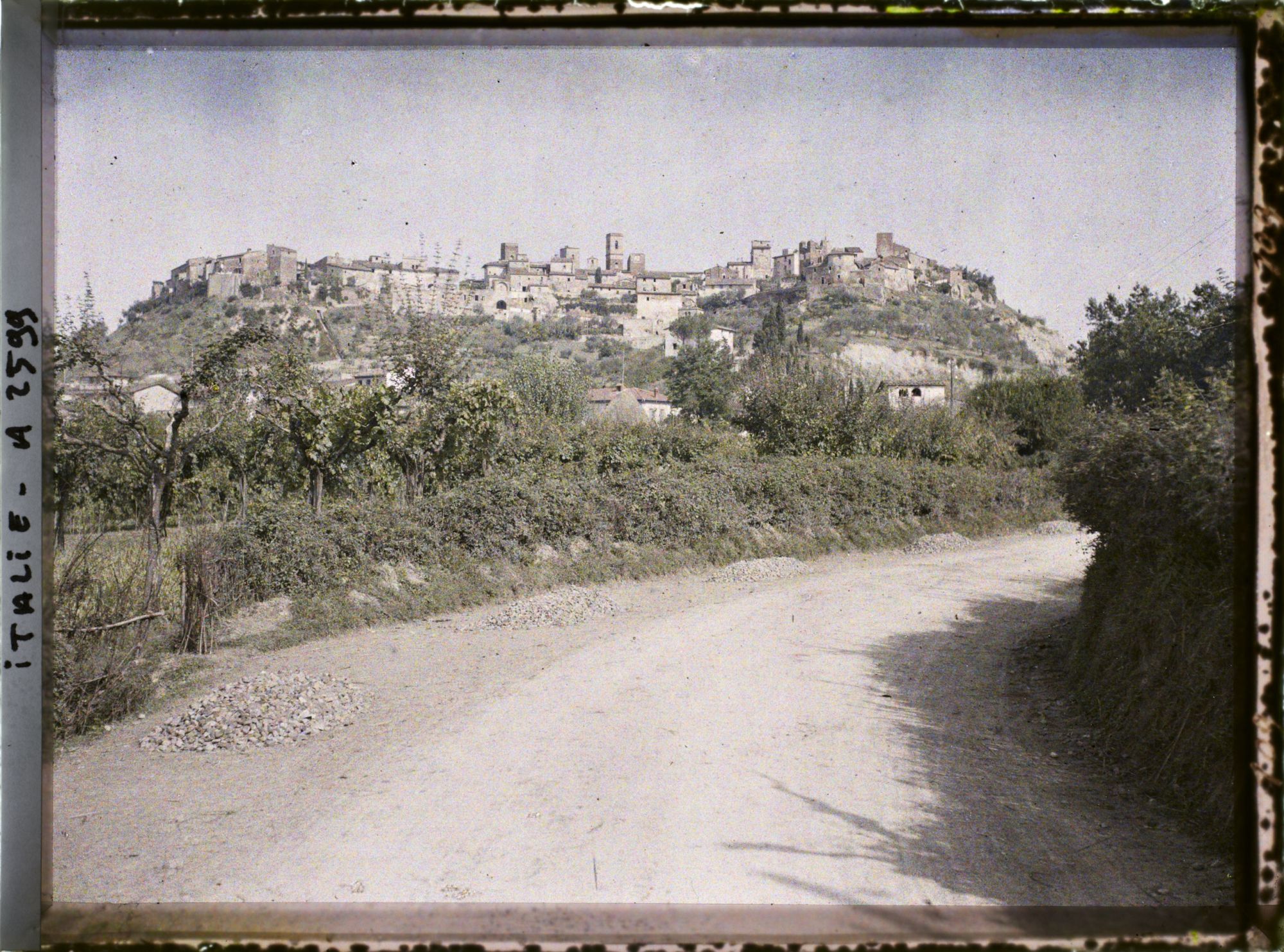 Image représentant La ville vue depuis la route