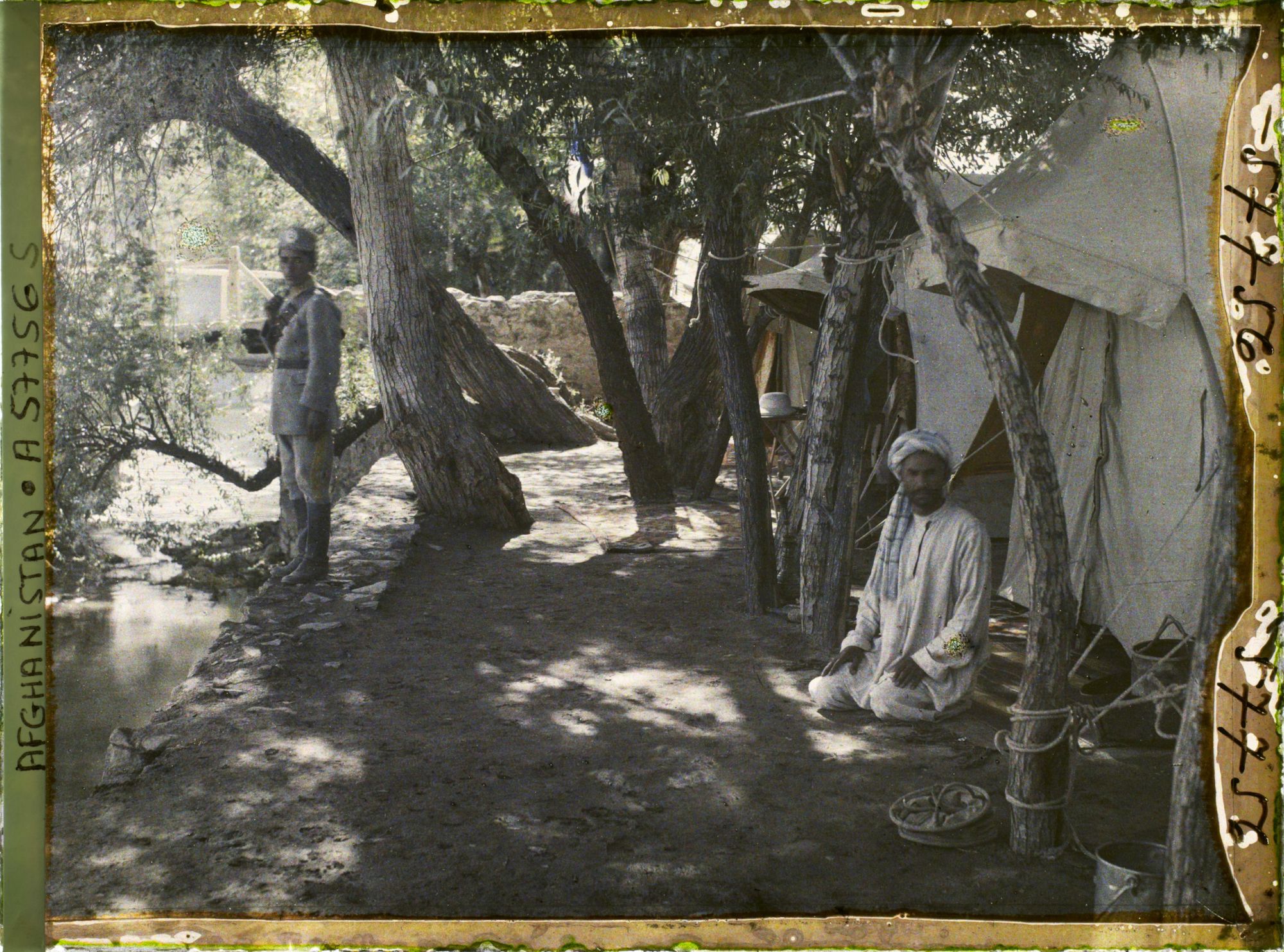 Image représentant (Sur le fleuve Logar au sud-ouest de Kaboul), campement de la "Mission d'Études des Chemins de fer de l'Afghanistan" sur les rives du Logar