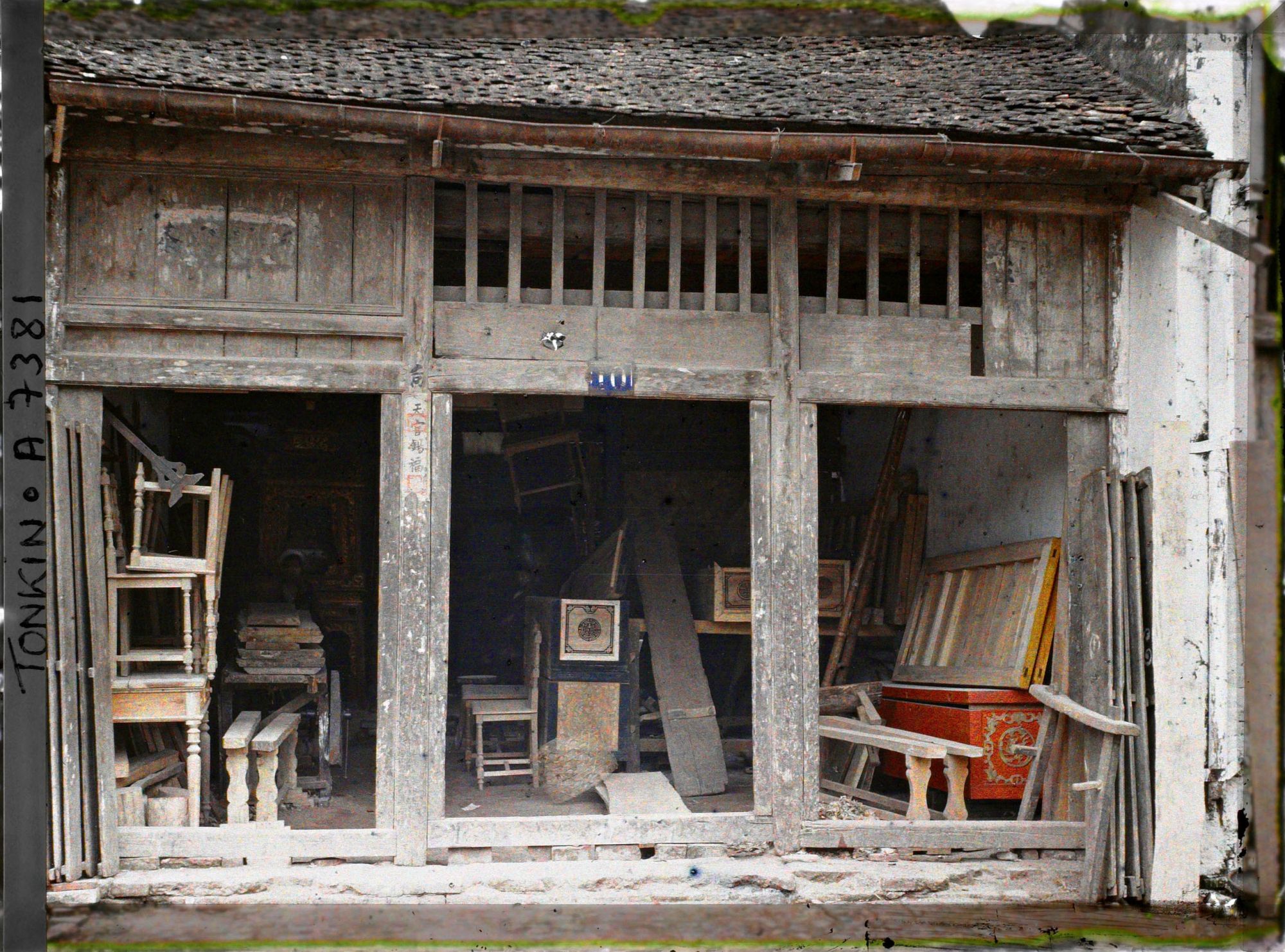 Image représentant Une boutique de cercueils et de mobilier en bois, dans la " rue des Cercueils "