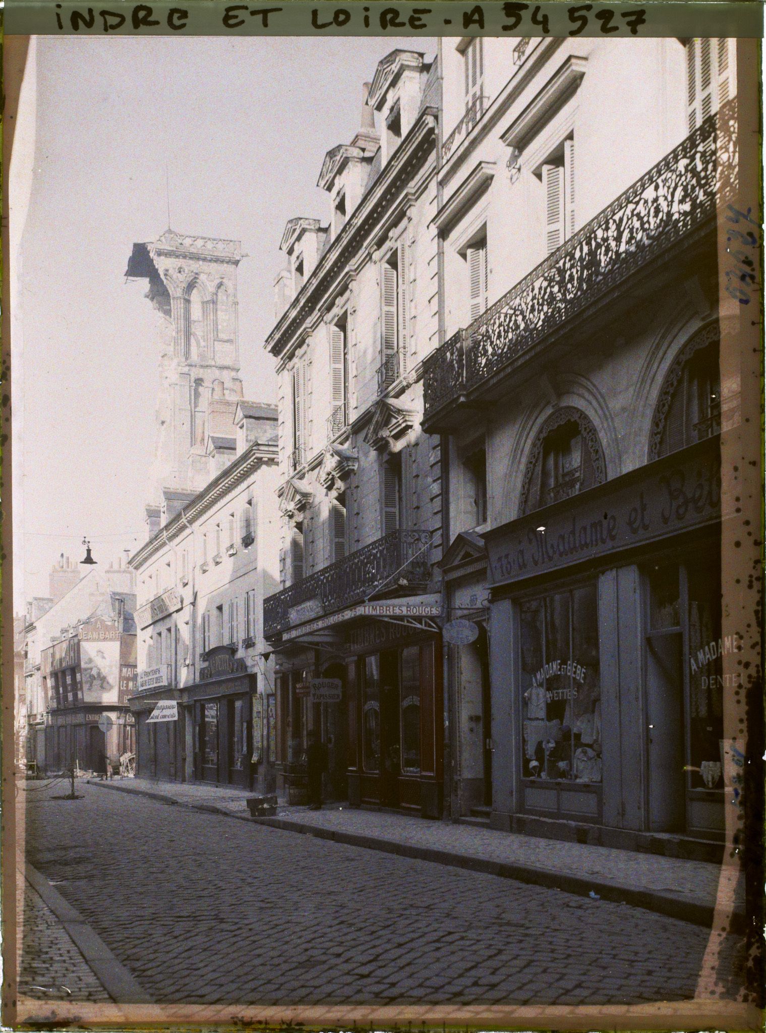 Image représentant La tour Charlemagne après son effondrement partiel, vue de la rue des Halles
