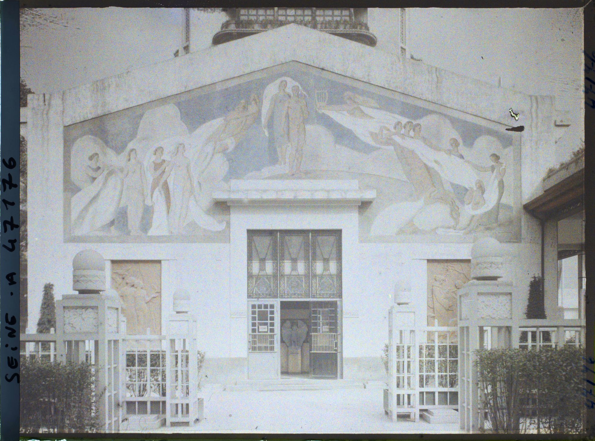 Image représentant L'Exposition des arts décoratifs, Galerie des sections étrangères, l'entrée de la section des Pays-Bas