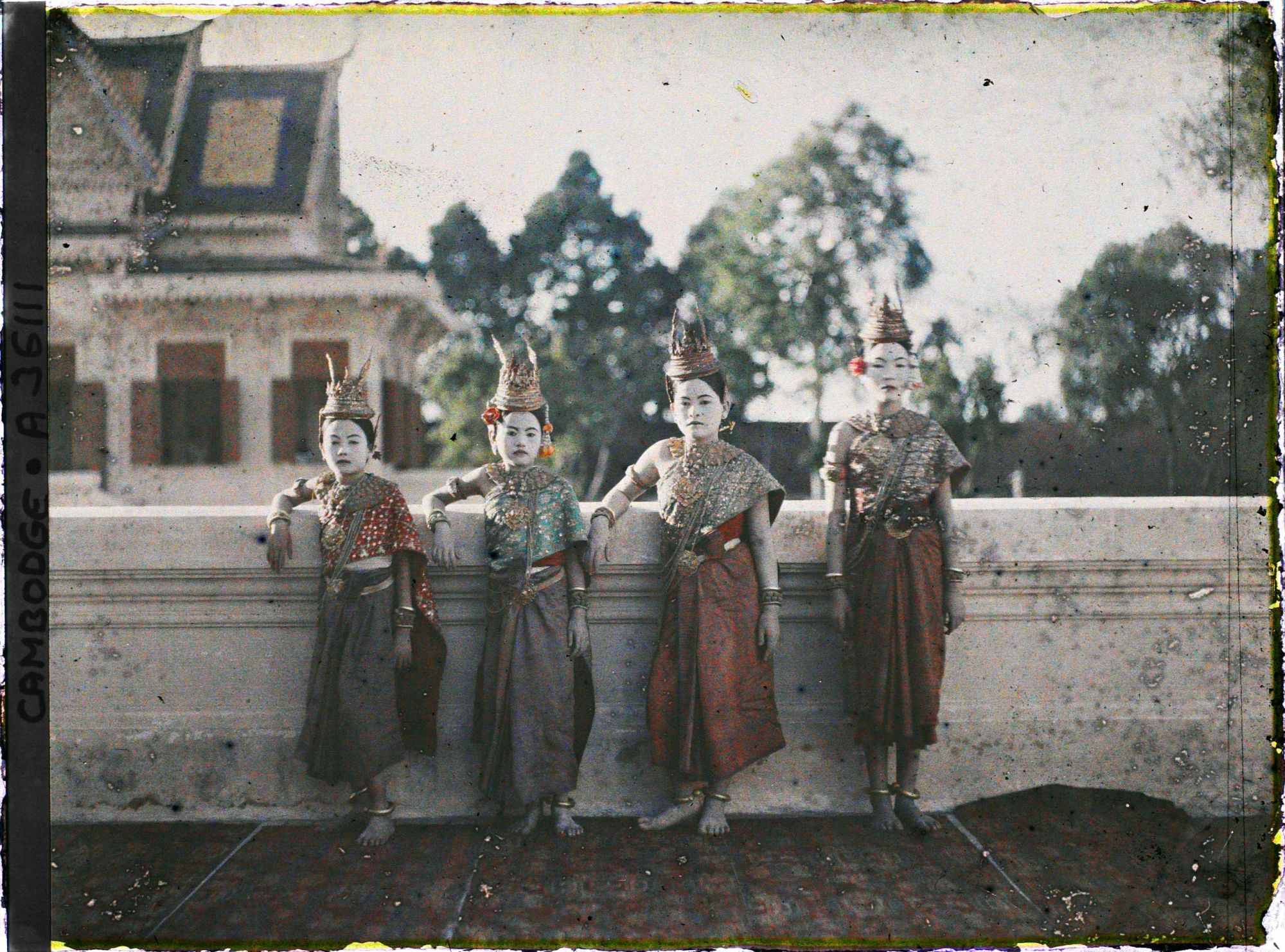 Image représentant Quatre danseuses du ballet royal en costumes de princesses (?)