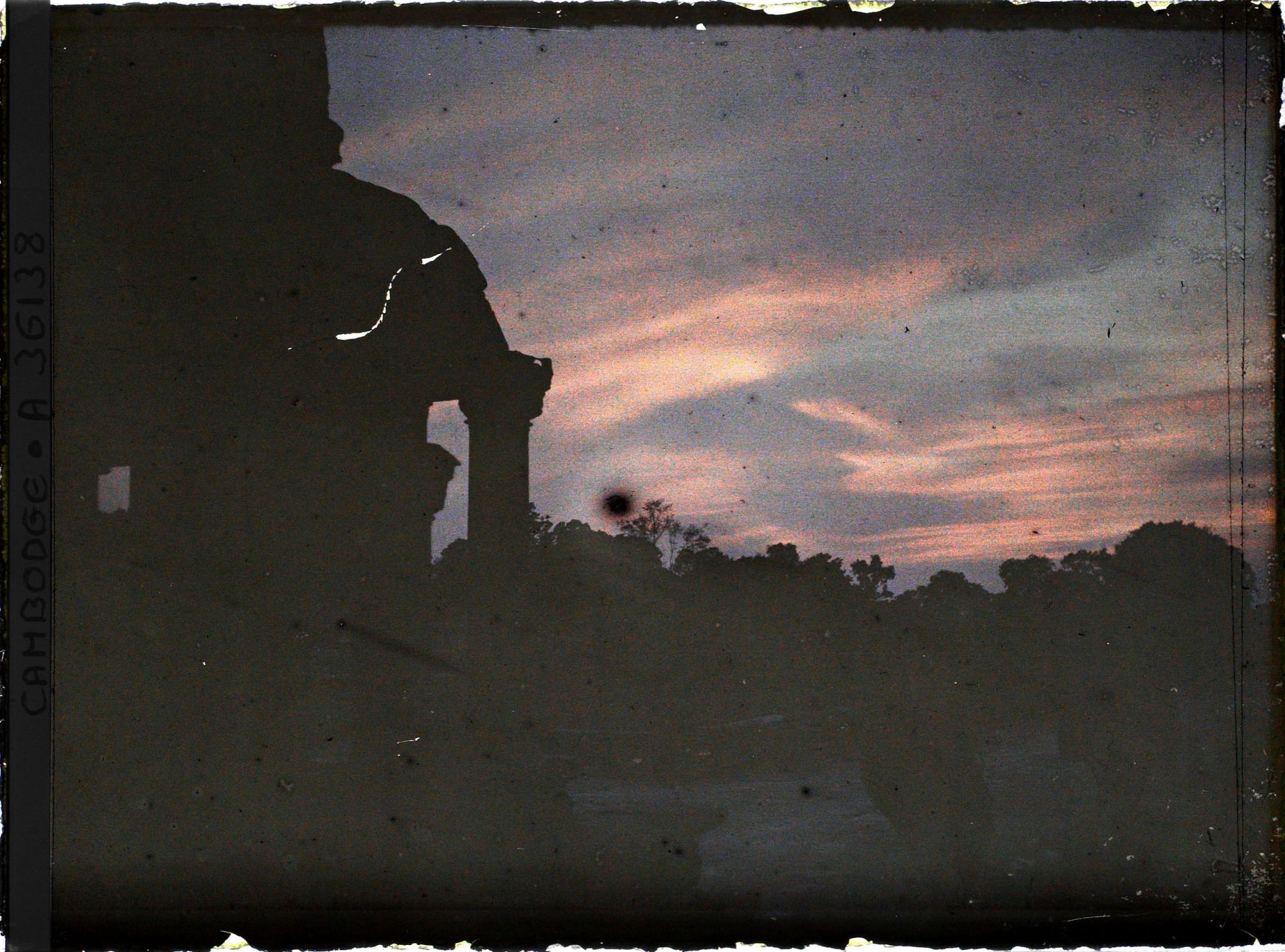 Image représentant Coucher de soleil sur la terrasse cruciforme à laquelle aboutit la " grande chaussée " (?)