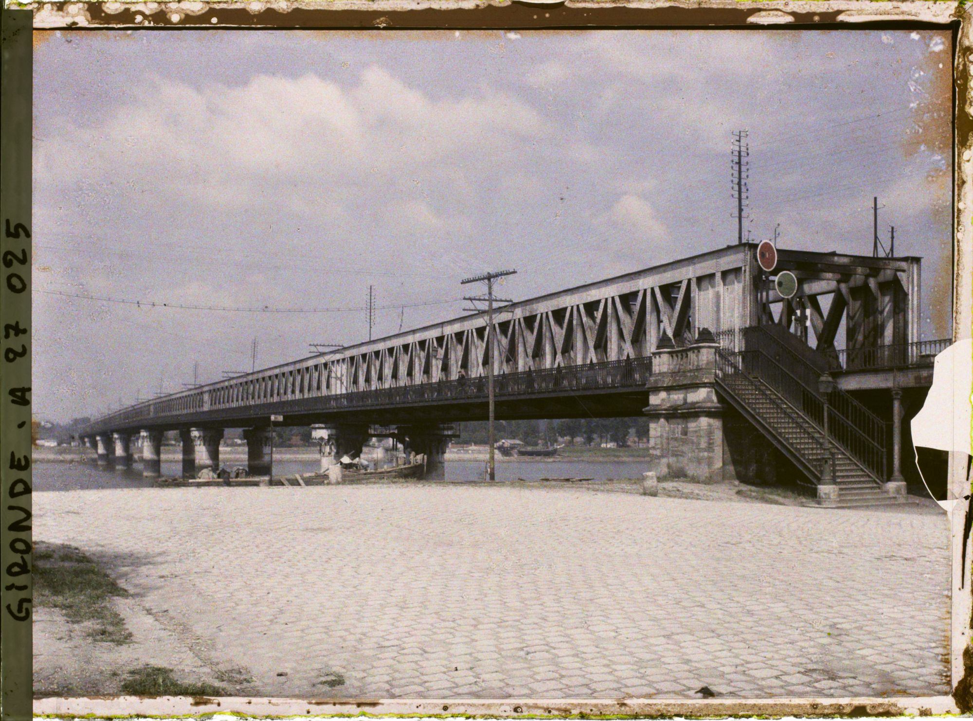 Image représentant France, Bordeaux, Le Pont métallique s/la Garonne que le nihiliste russe Boretz Gregorio était sur le point de faire sauter lorsqu'il fut arrêté le 23 Octr 1918