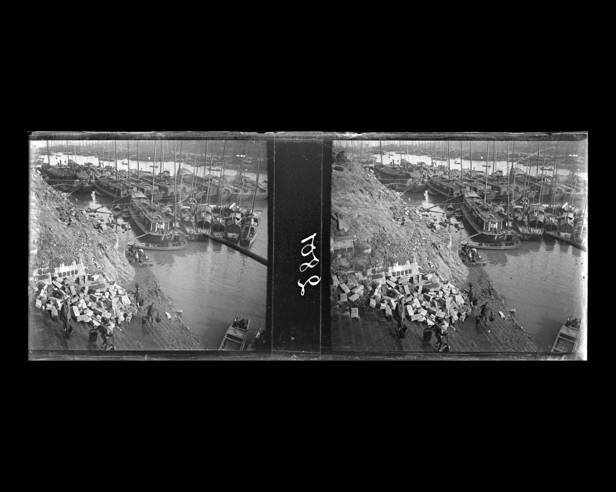 Image représentant Des jonques et des sampans amarrés près de l'embarcadère de Baojiaxiang ("ruelle de la Famille Bao"), sur la Hanshui ("rivière Han"), dans la ville chinoise