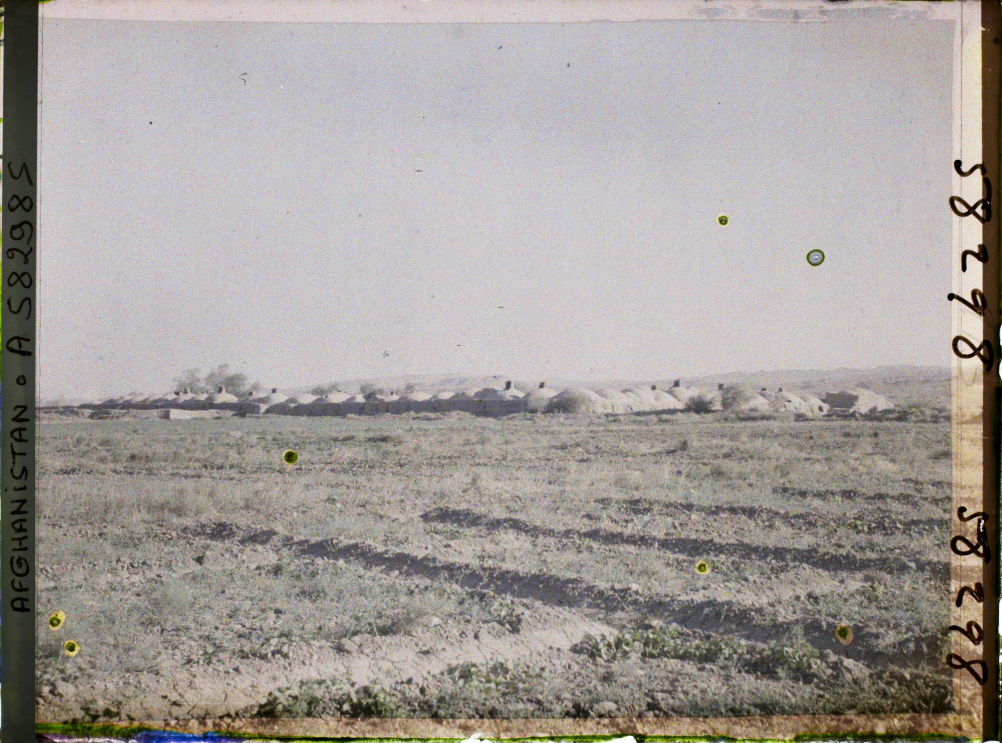 Image représentant Vers le village (maisons à toit à coupole : Gumbaz)