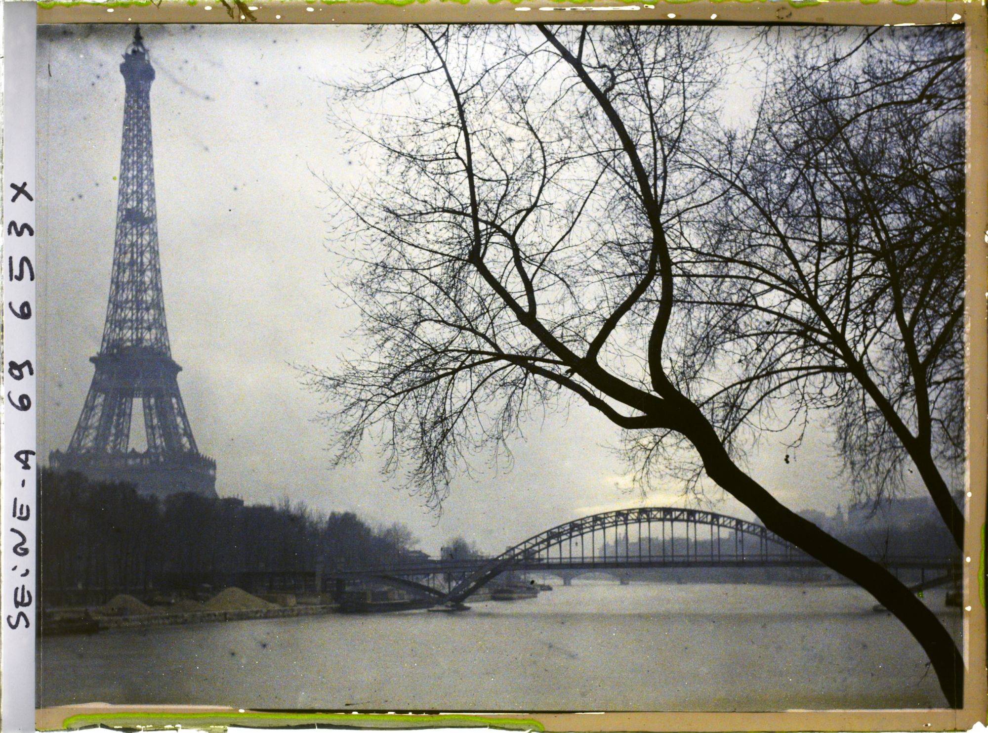 Image représentant La tour Eiffel et la passerelle Debilly