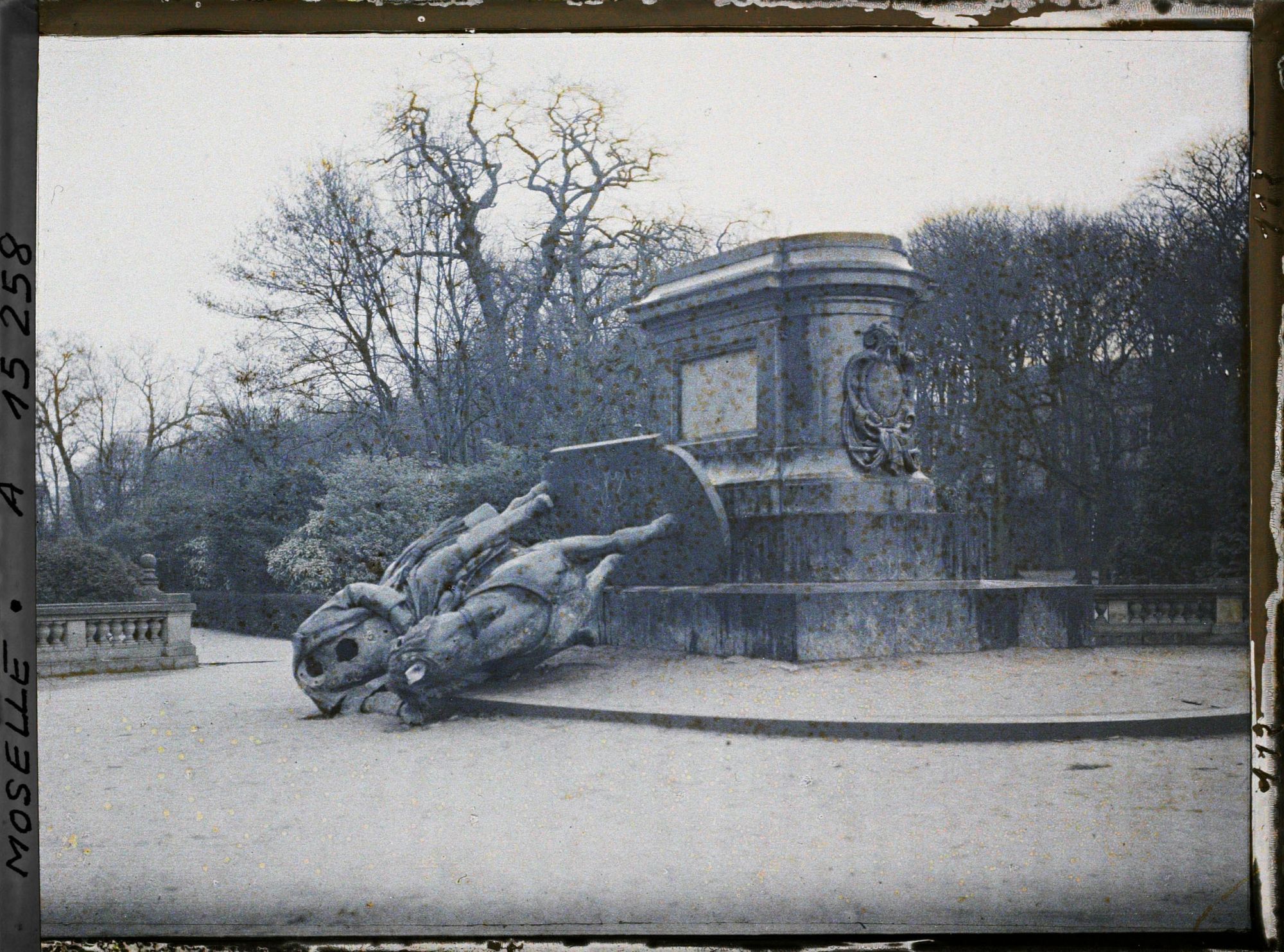 Image représentant Le monument à Frédéric III de Prusse (place Raymond Mondon) déboulonné