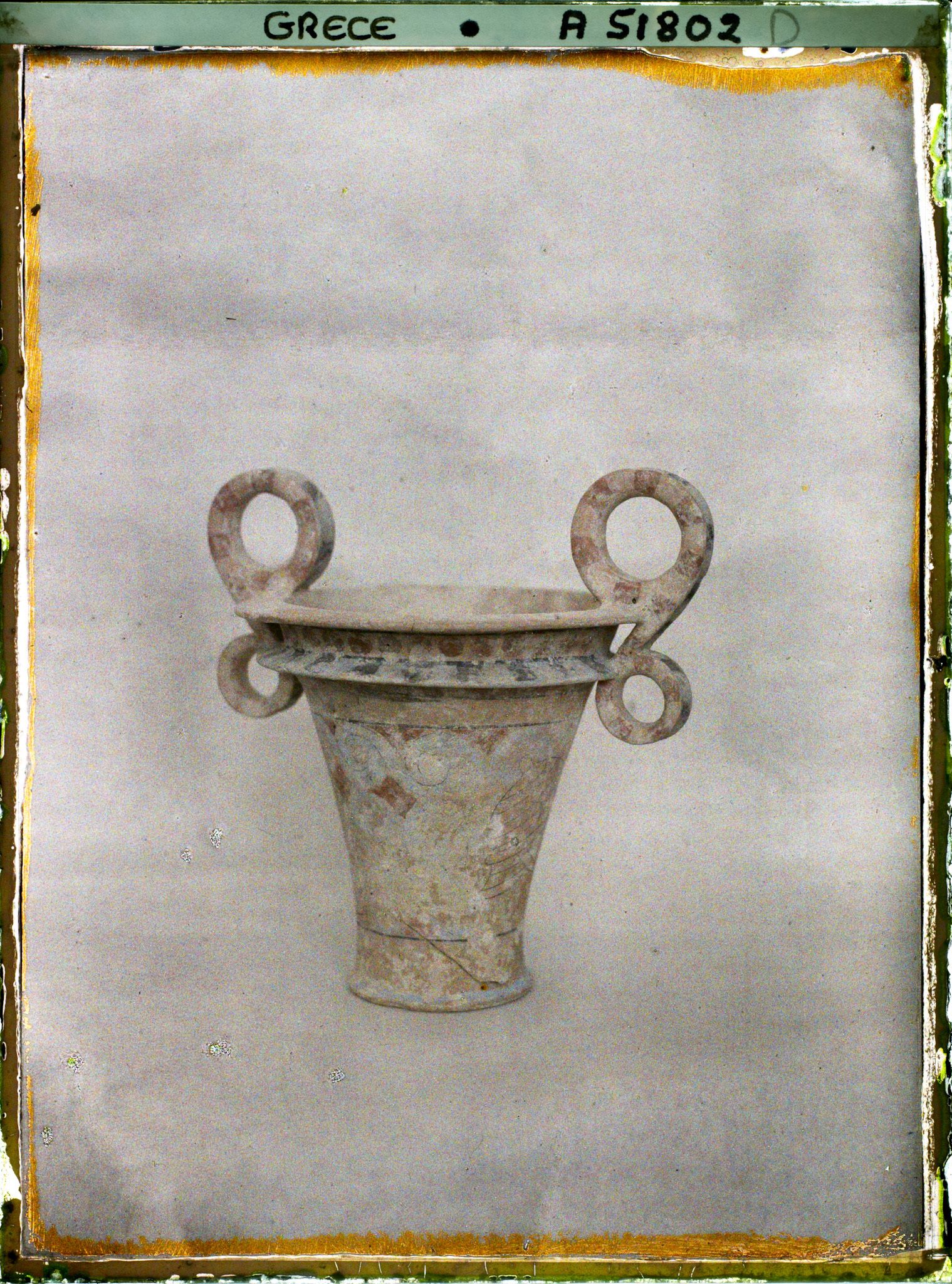 Image représentant Musée archéologique - Vase à anses à décor peint (représentant un casque ?) provenant de la tombe royale d'Isopata, près de Cnossos