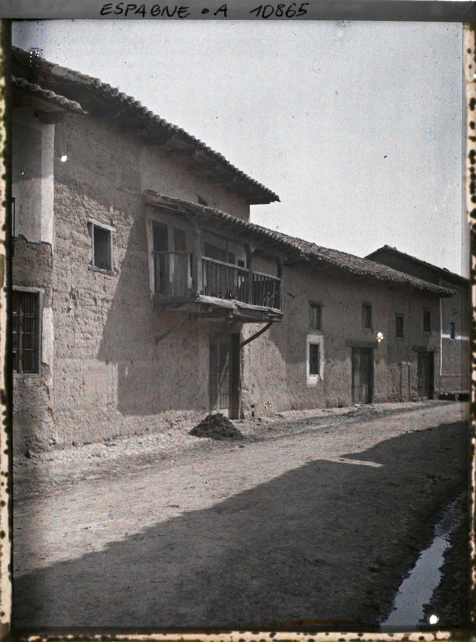 Image représentant Espagne, d'Astorga à Léon, Hospital de Orbigo, la rue et les maisons en terre Crue avec balcon de bois