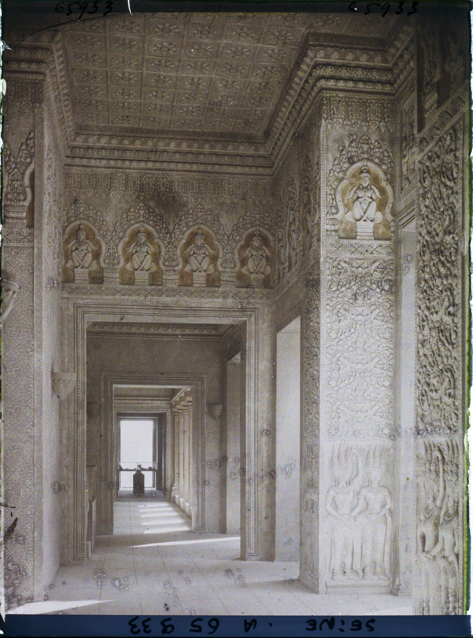 Image représentant L'Exposition Coloniale Internationale de 1931, une galerie du temple d'Angkor Vat
