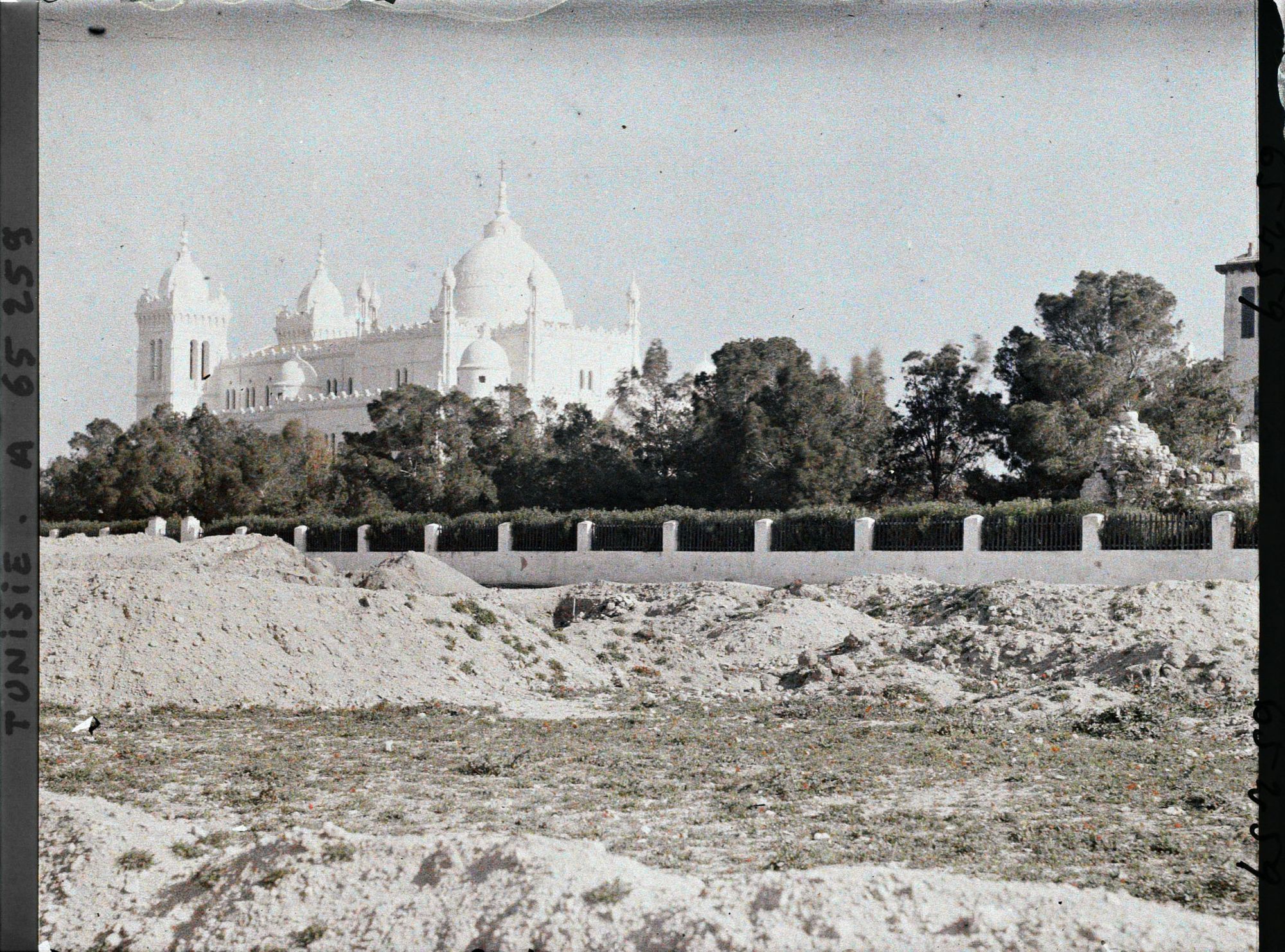 Image représentant La cathédrale de Saint-Louis ou primatiale de Carthage construite sur la colline de Saint-Louis ou Byrsa