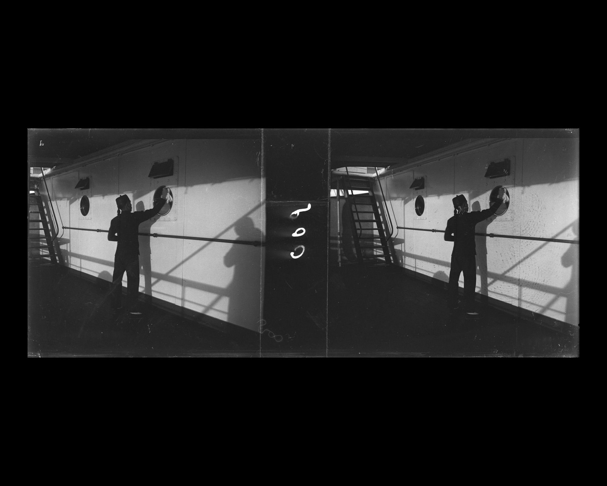 Image représentant Nettoyage d'un hublot par un membre d'équipage asiatique