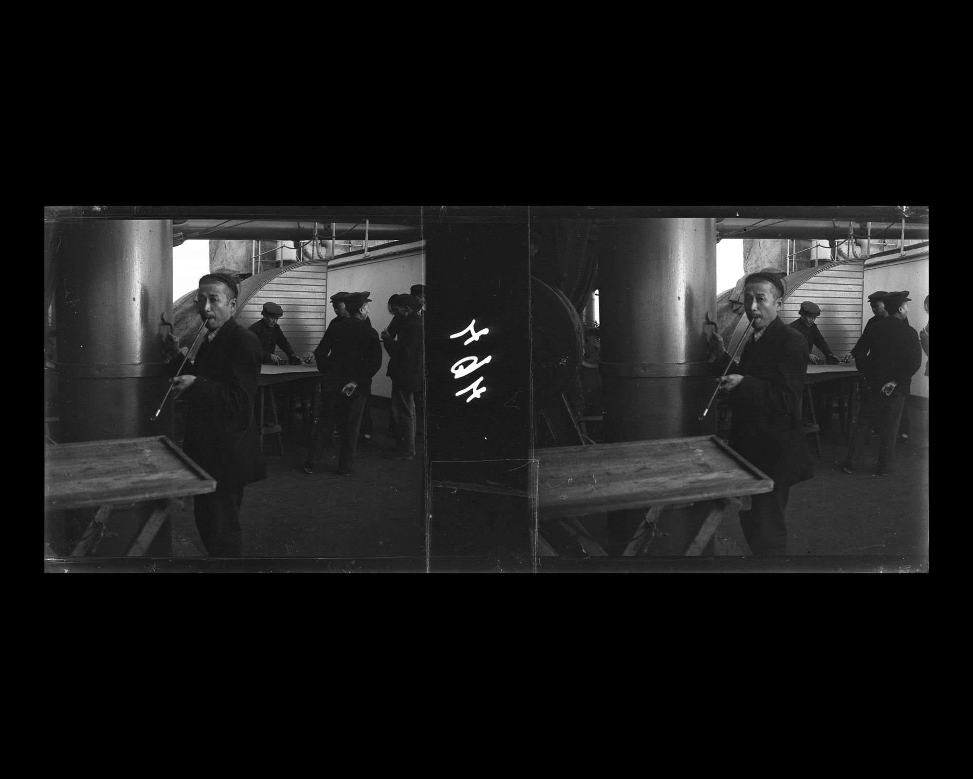 Image représentant Membre d'équipage Chinois préparant des jeux d'argent