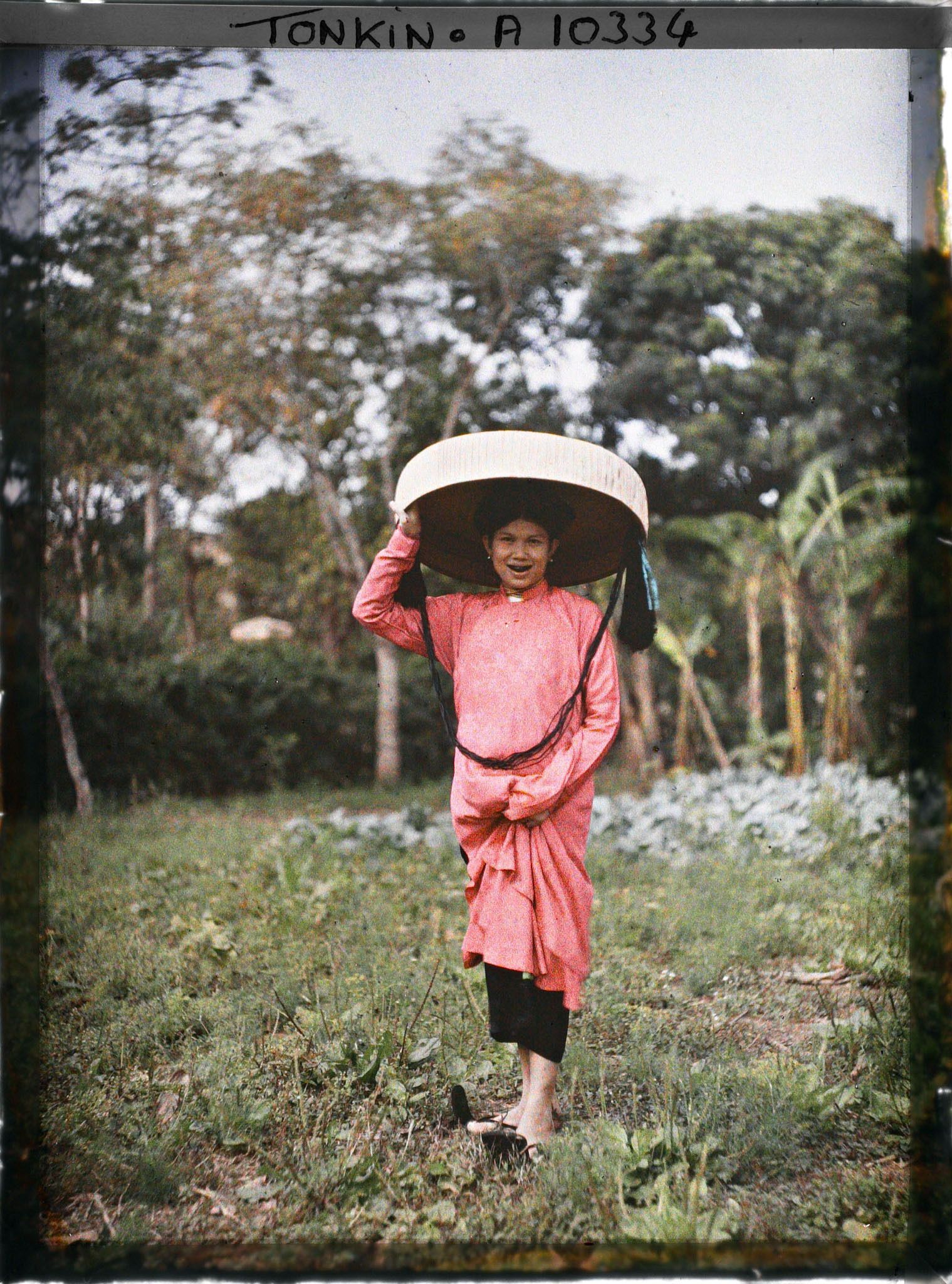 Image représentant Une jeune élégante en habits de fête, portant une tunique rose vif