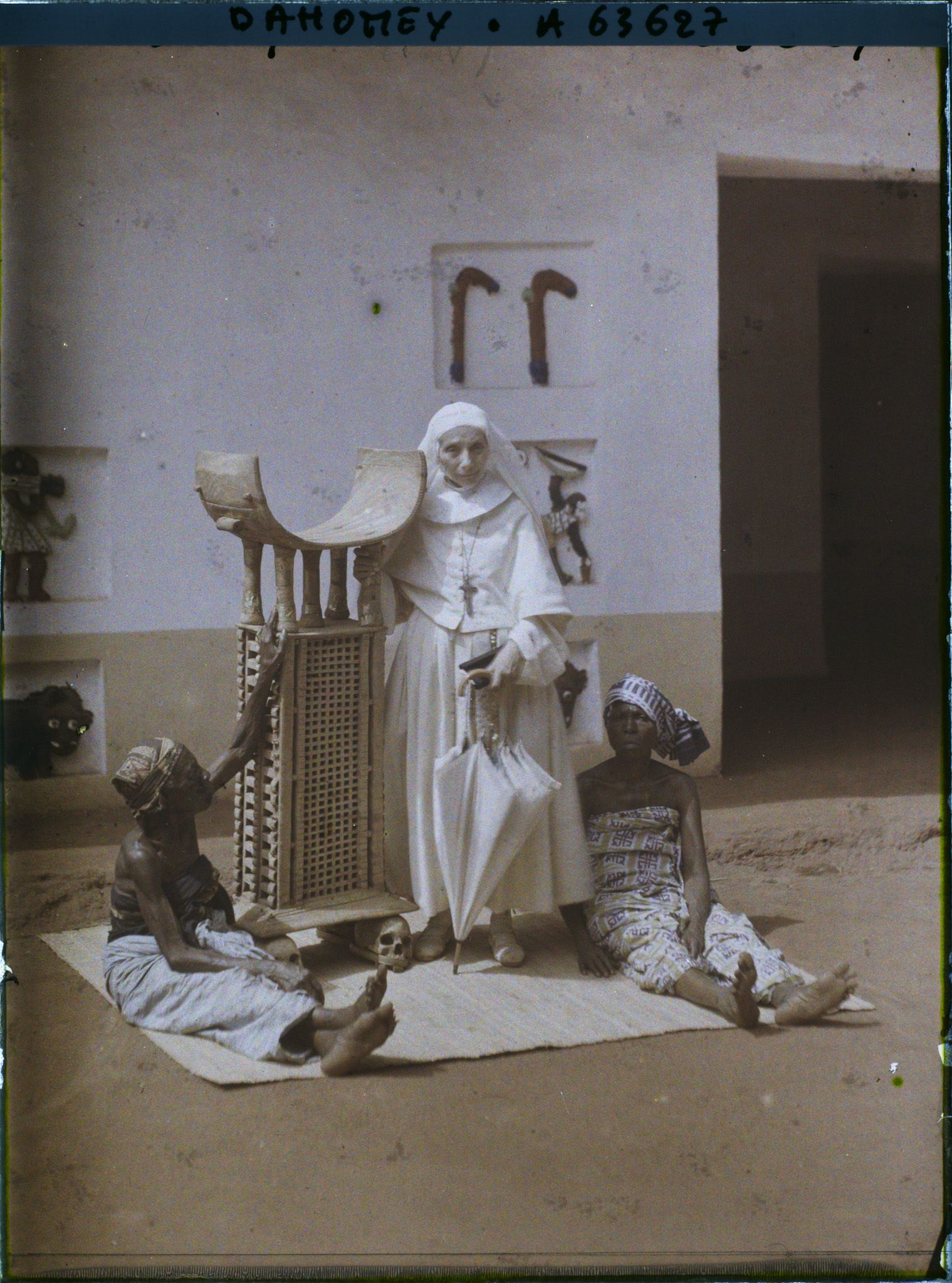 Image représentant La mère Mélanie, supérieure de la mission catholique, près du trône de  null Guézo et entourée de deux femmes de  null Glélé