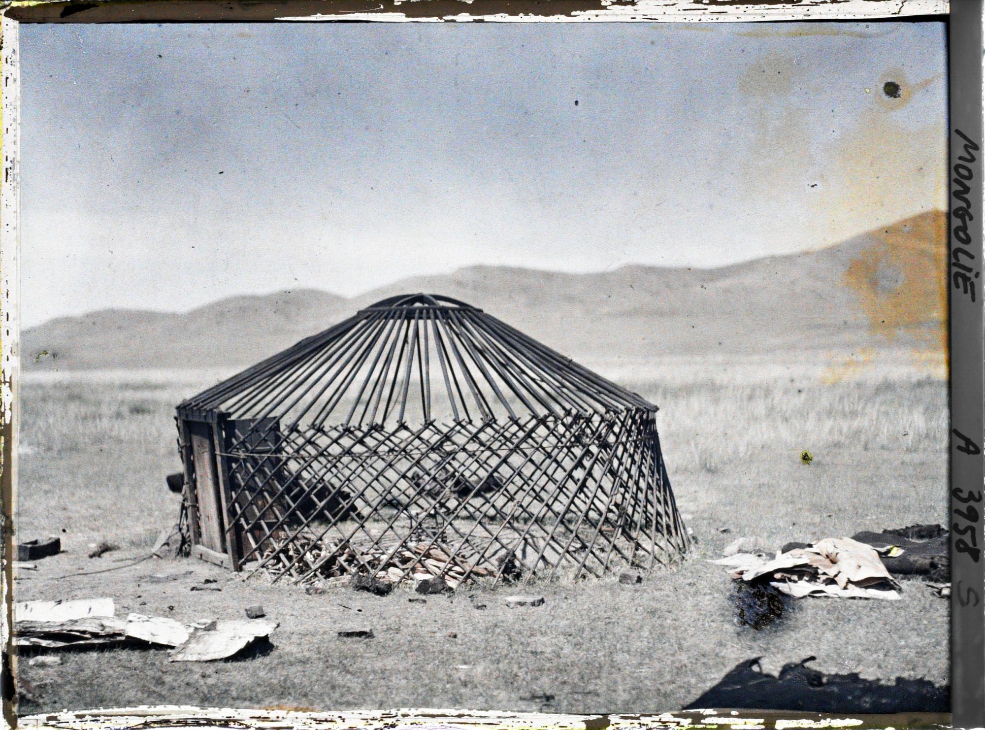 Image représentant Une charpente de yourte entourée de débris