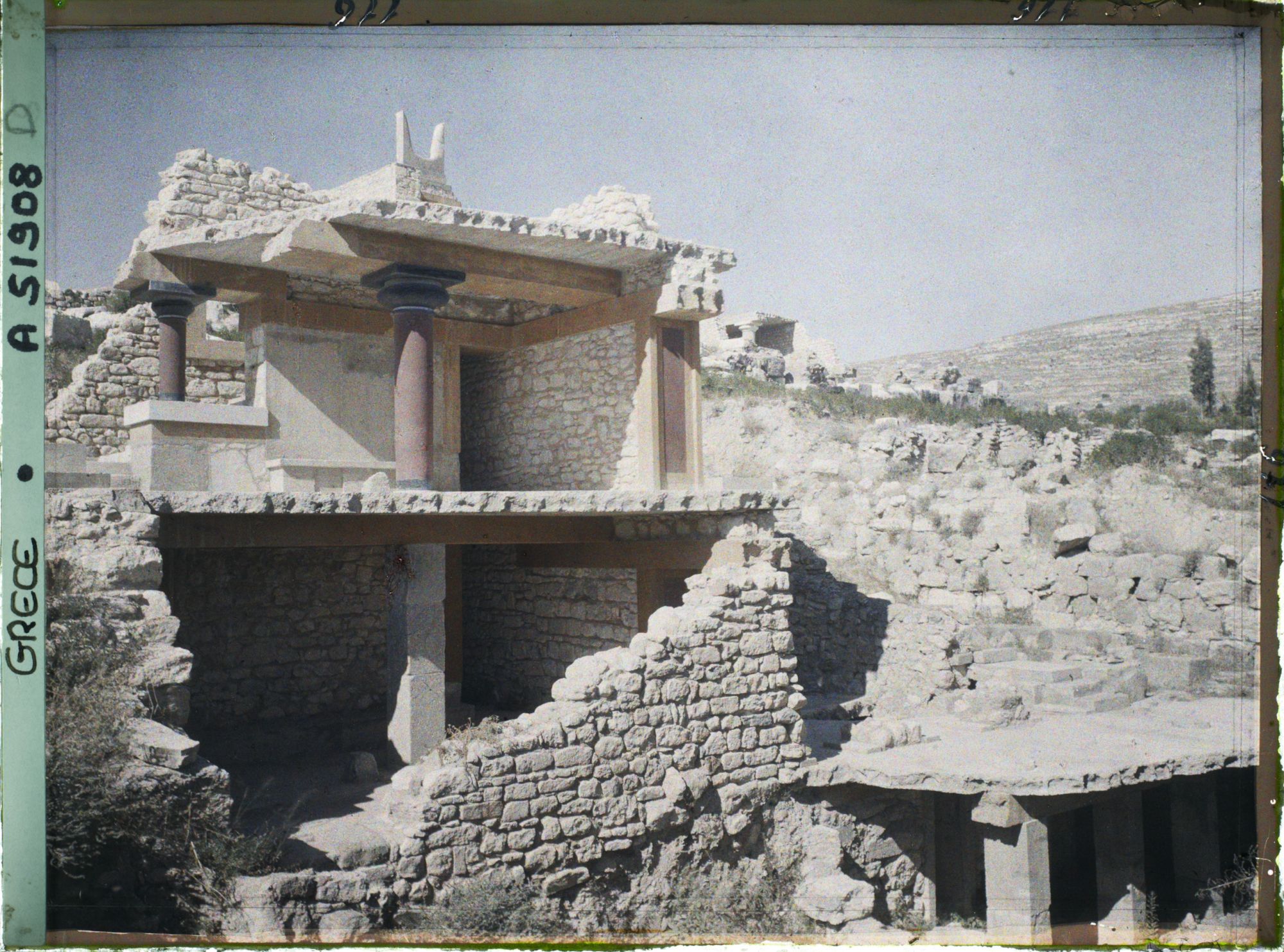 Image représentant Au pied des Propylées sud du palais, la "Maison sud" où logent des courtisans (?)