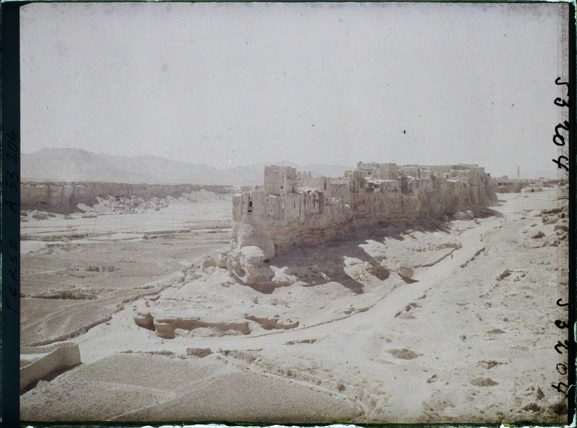 Image représentant Le complexe (ou château ?) d'Izadkhast au sommet d'une haute falaise (époque sassanide : III-VIIe siècles)