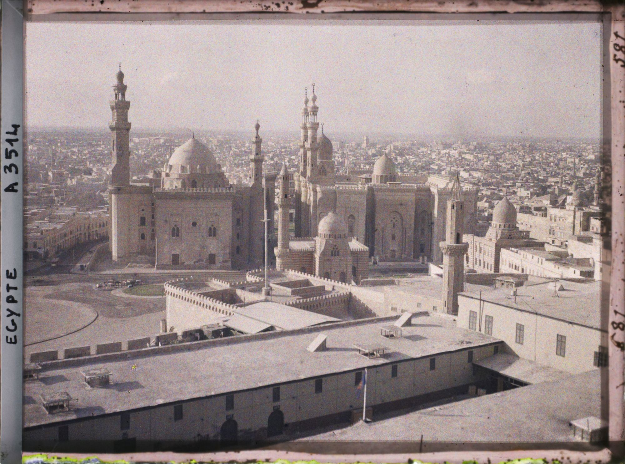 Image représentant Vue sur les mosquées de la place Rumêleh depuis la porte bab el Azab située sur la citadelle de Saladin