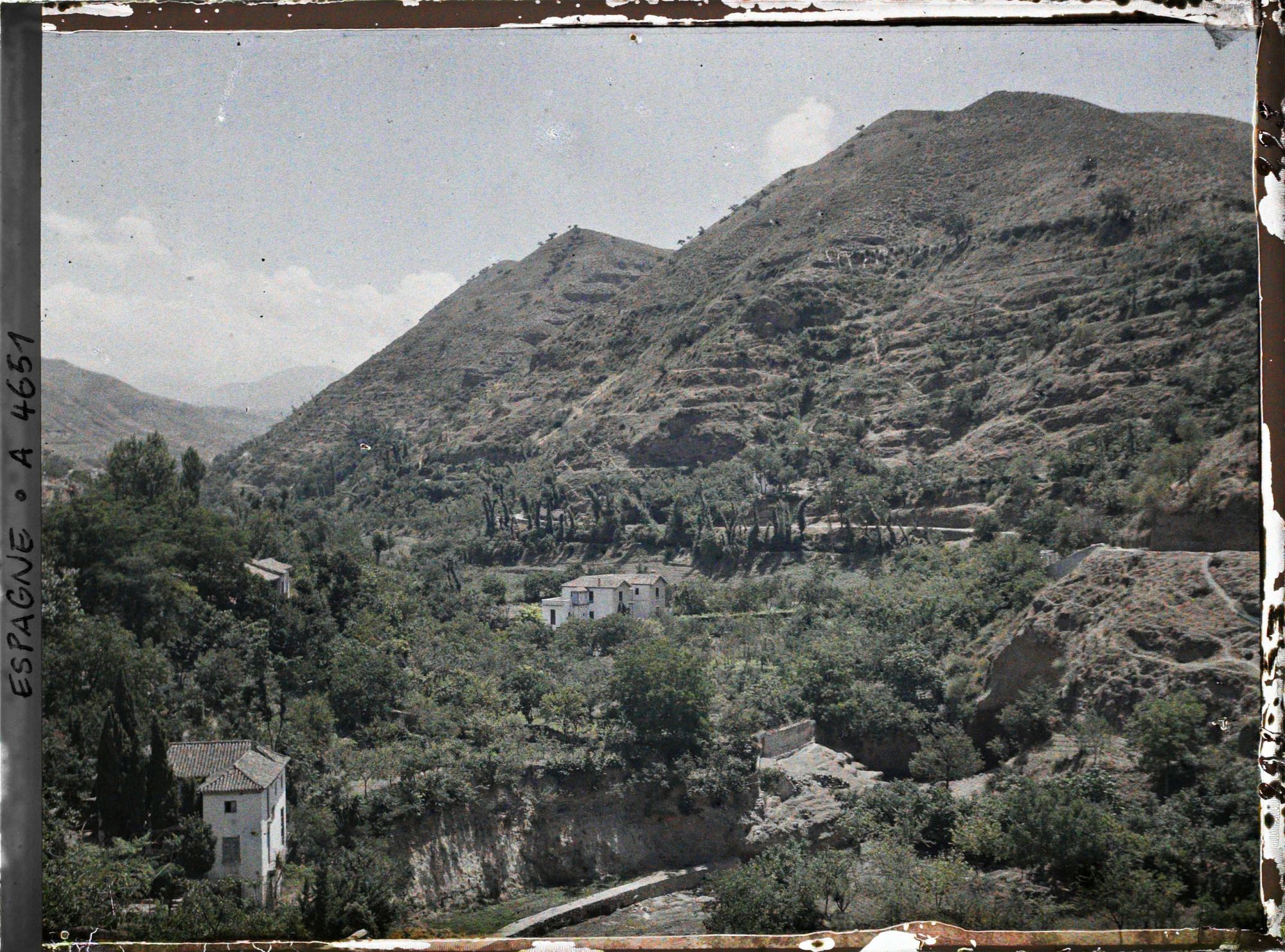 Image représentant Vue de vallée encaissée du Darro depuis l'Albaicín en direction du Sacromonte