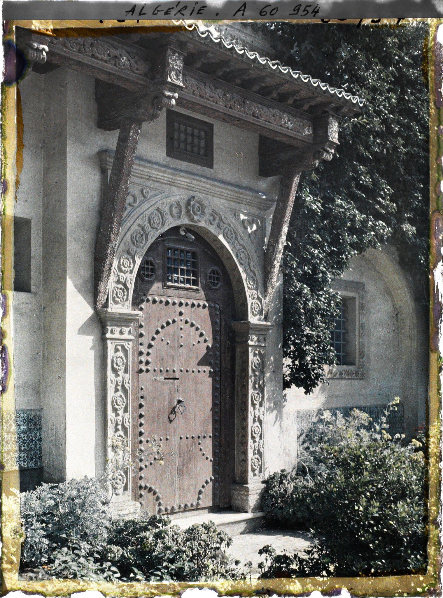 Image représentant La porte d'entrée d'une belle demeure ou d'un palais