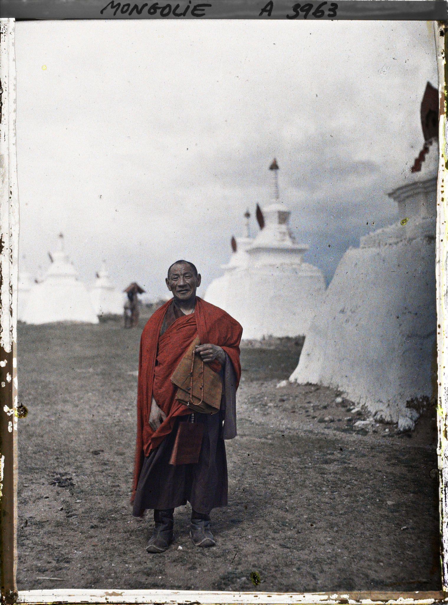 Image représentant Un lama près de l'alignement de stupa du quartier de Gandan à l'ouest et au nord