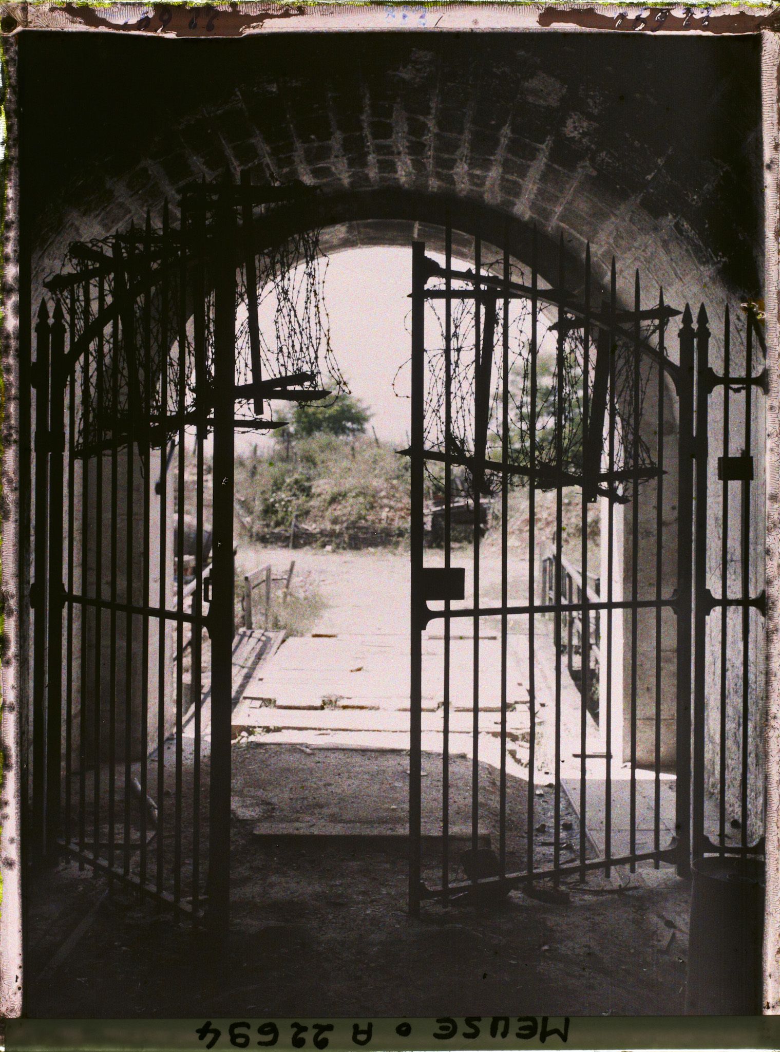 Image représentant France, Fort des Paroches, La porte d'entrée du fort.