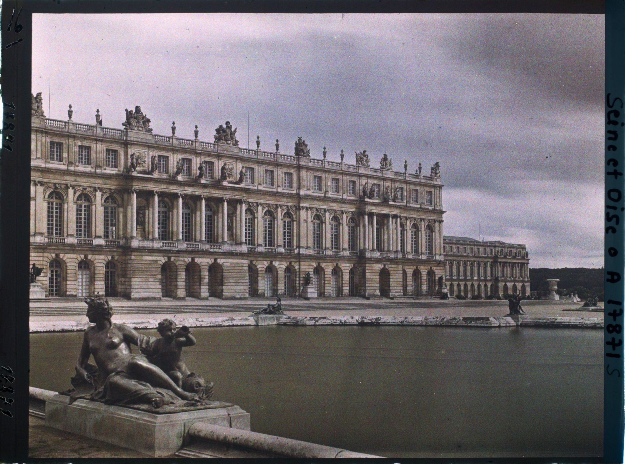 Image représentant France, Versailles, Le Palais de Versailles, Extérieur vu des jardins